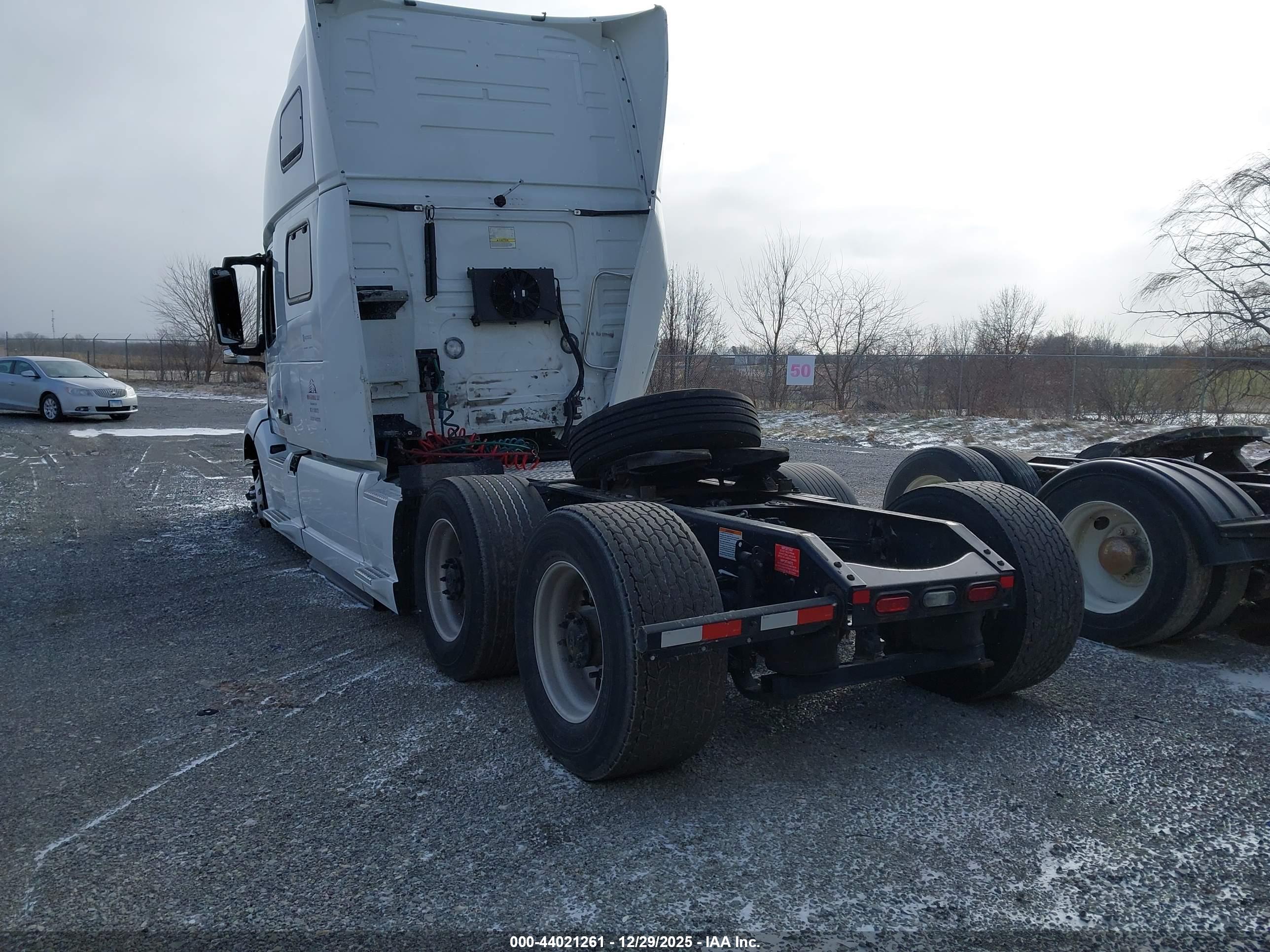VOLVO VNL image 3