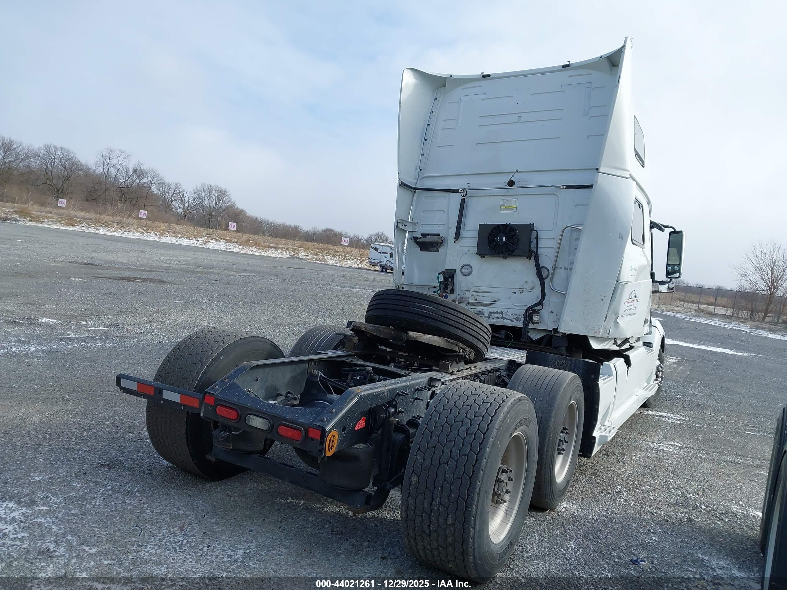 VOLVO VNL image 4