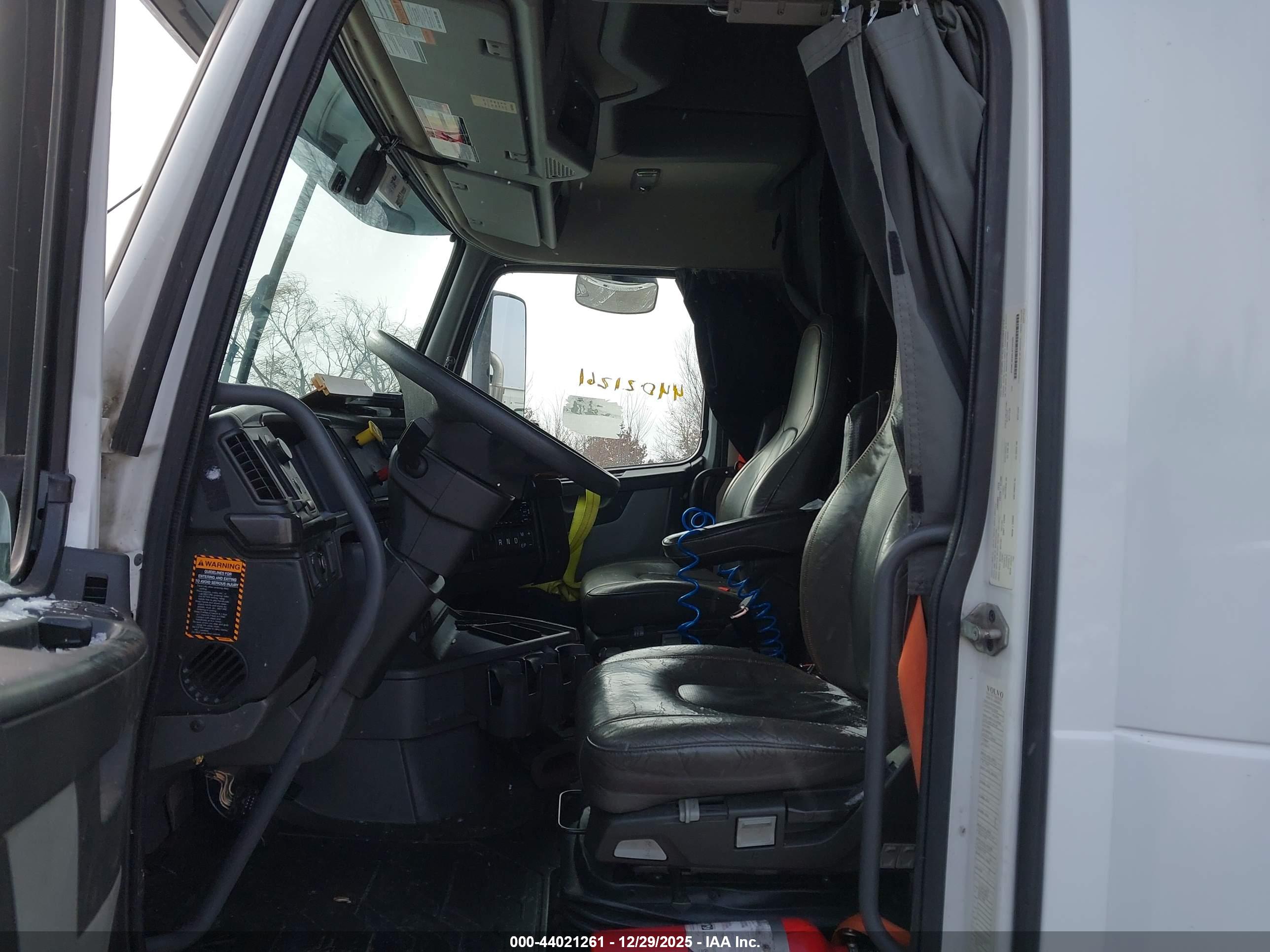 VOLVO VNL image 8