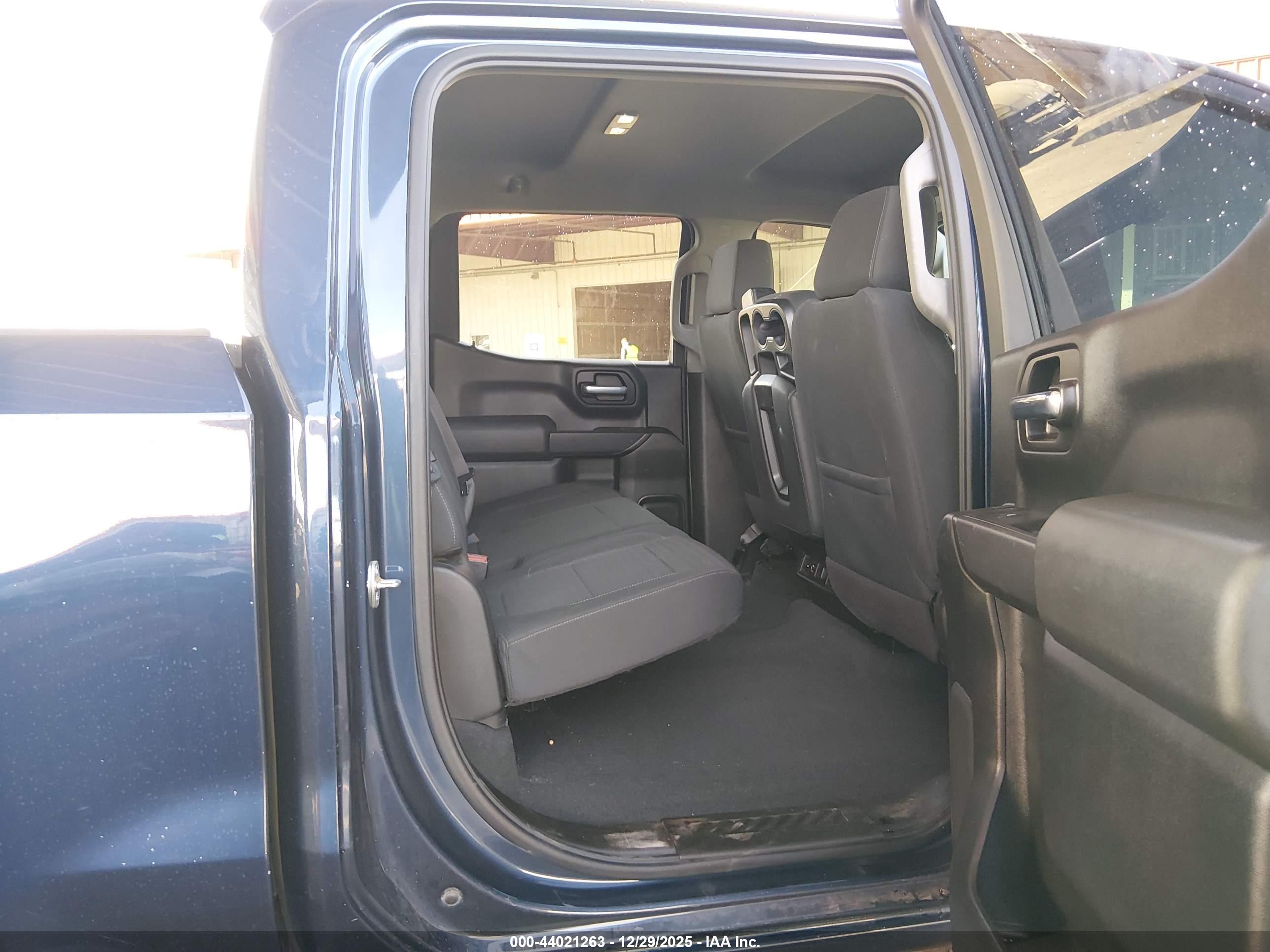 CHEVROLET SILVERADO image 8