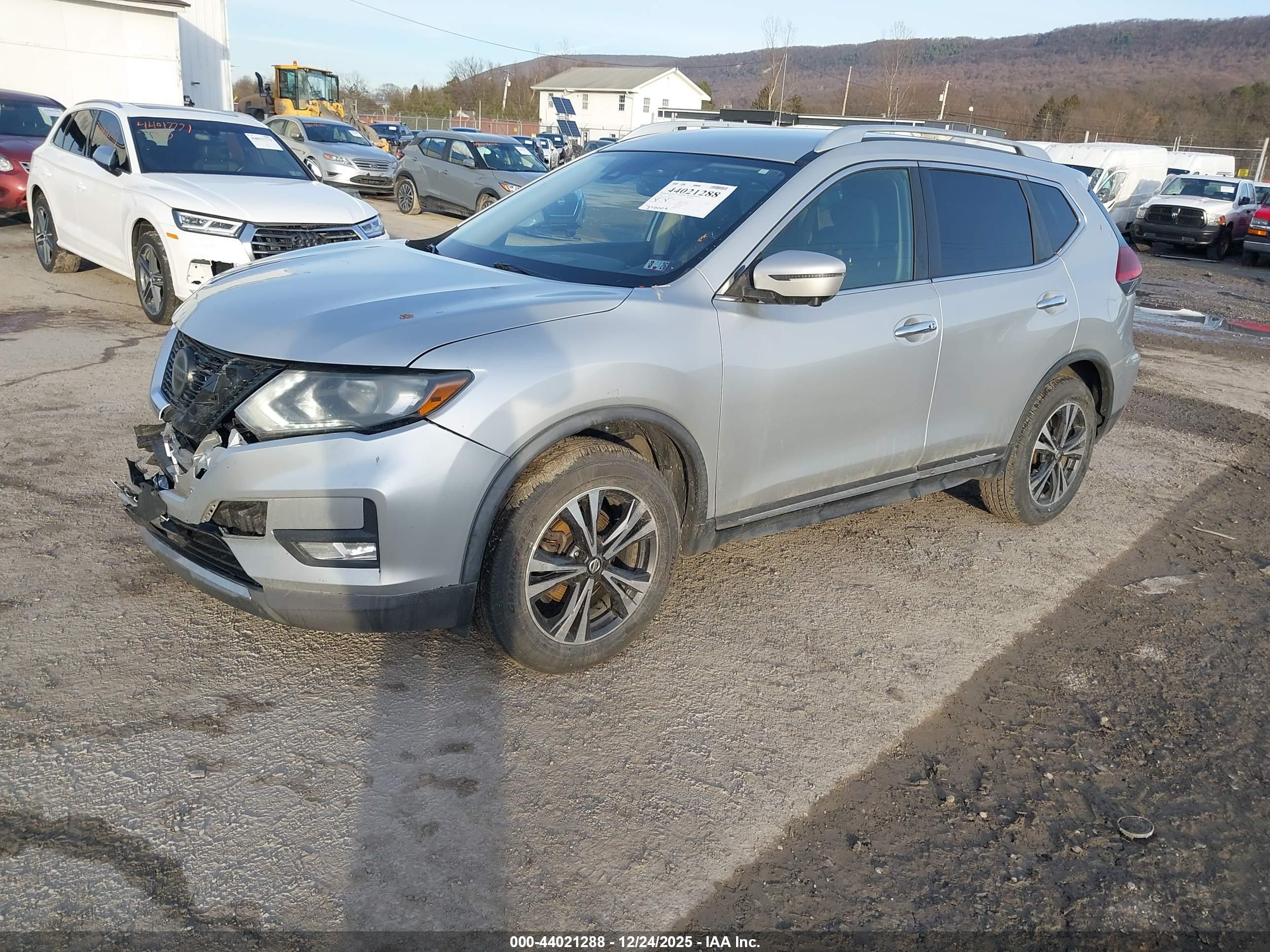 NISSAN ROGUE image 2