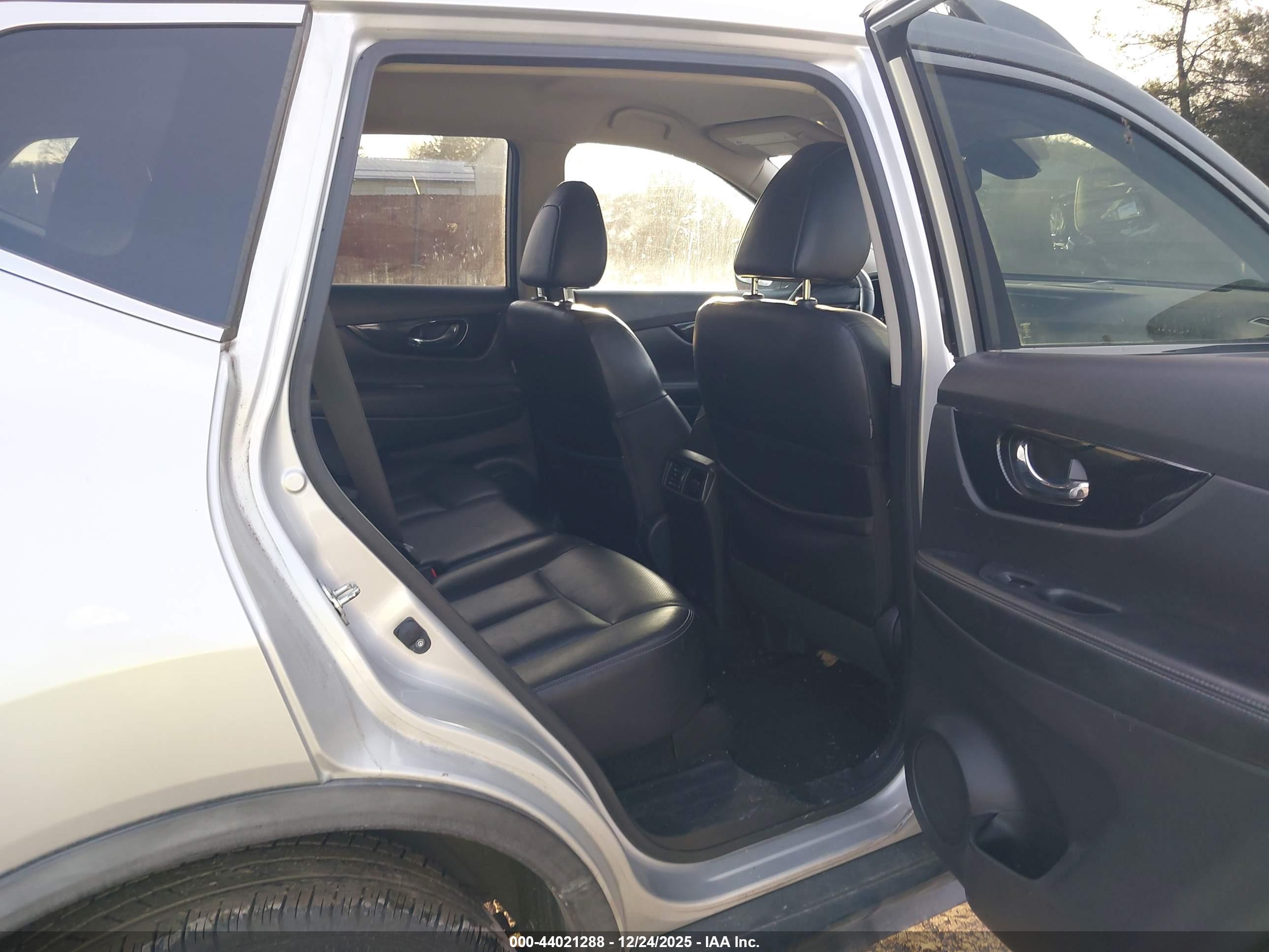 NISSAN ROGUE image 8