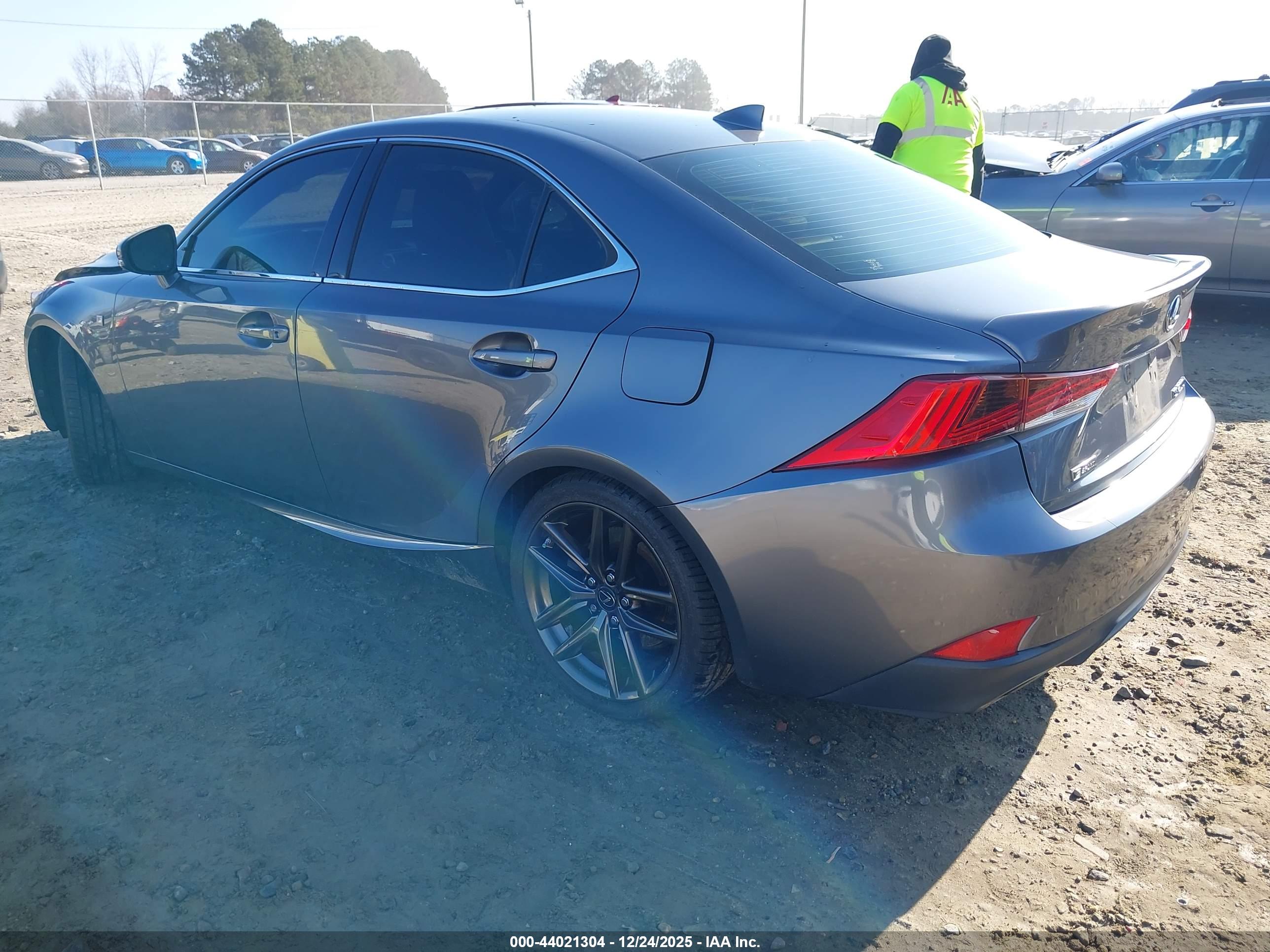 LEXUS IS image 3