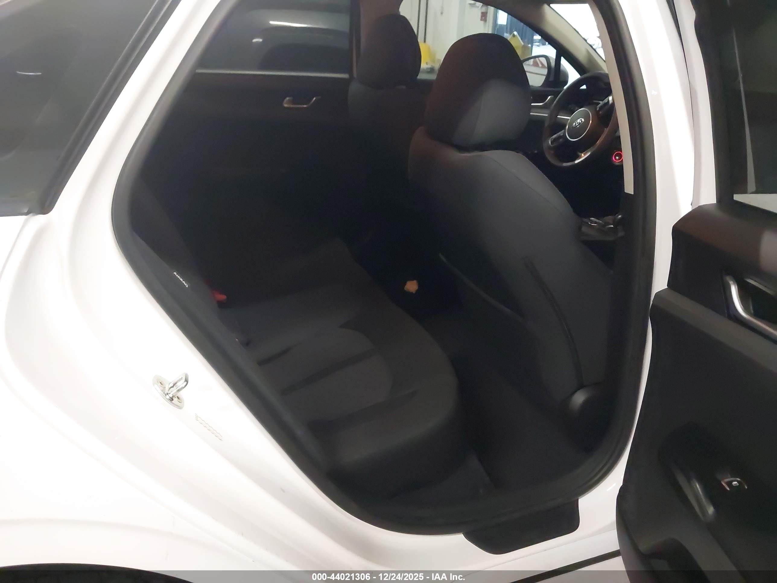 KIA K5 image 8
