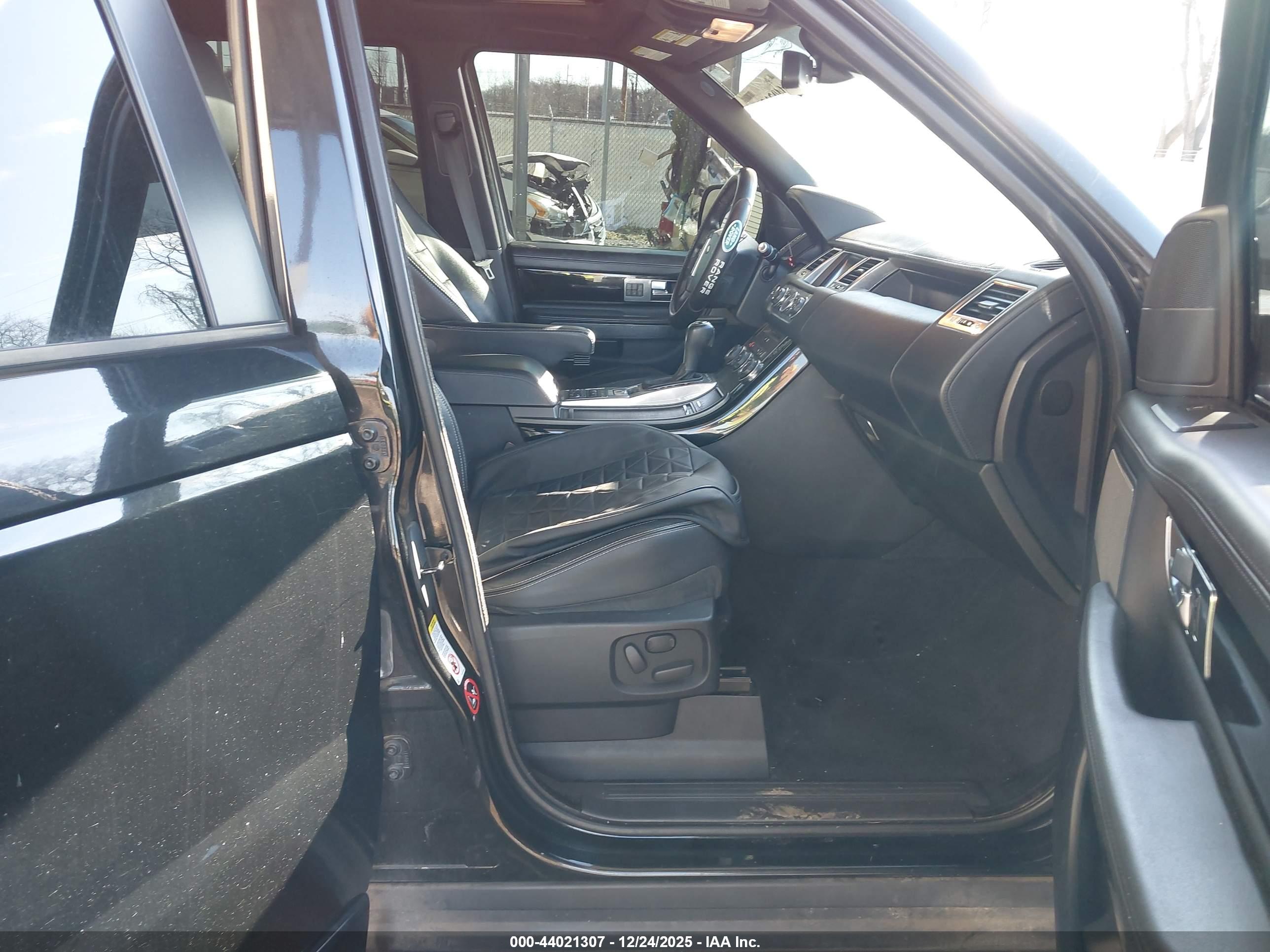 LAND ROVER image 5