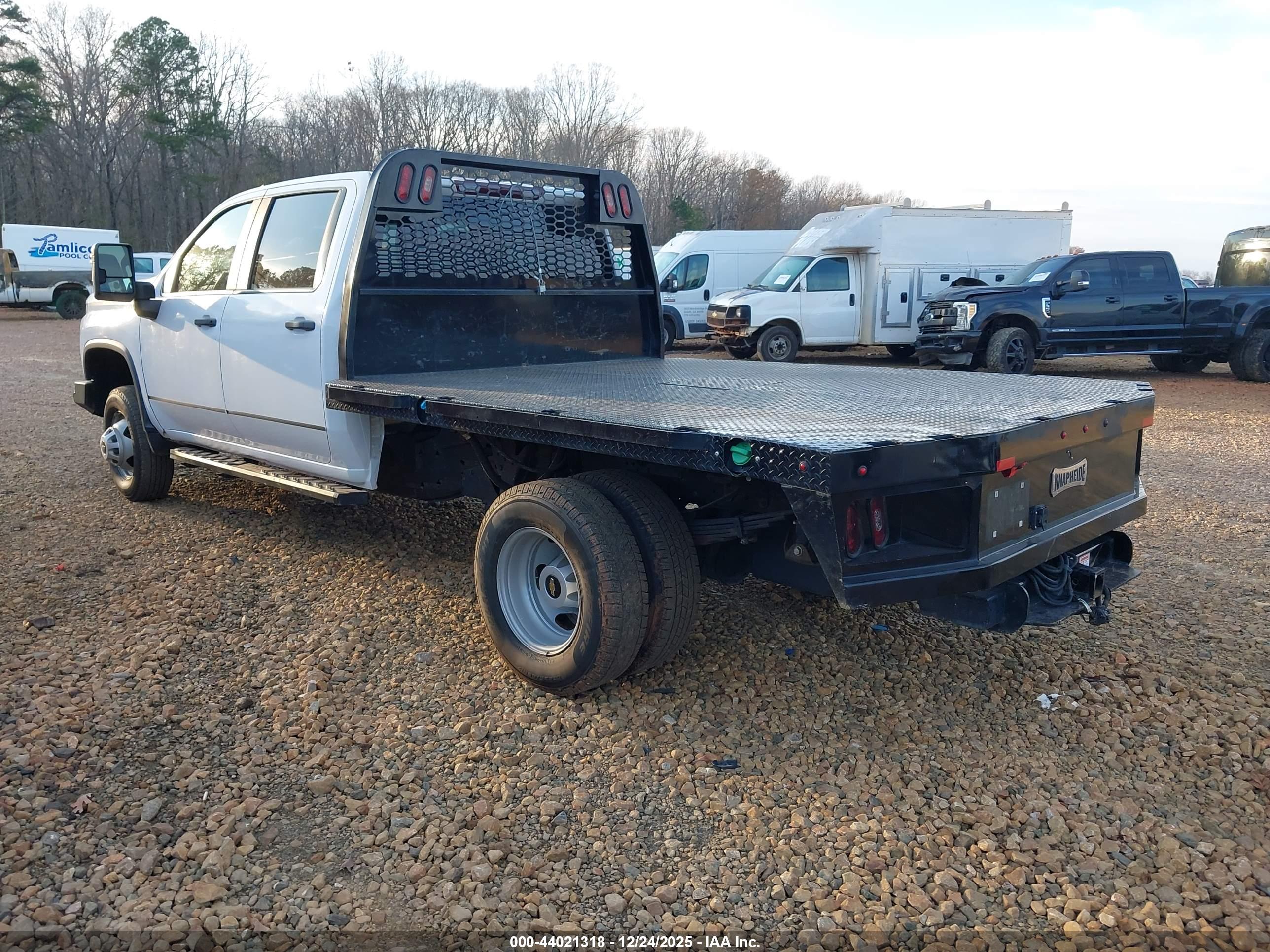 CHEVROLET SILVERADO image 3