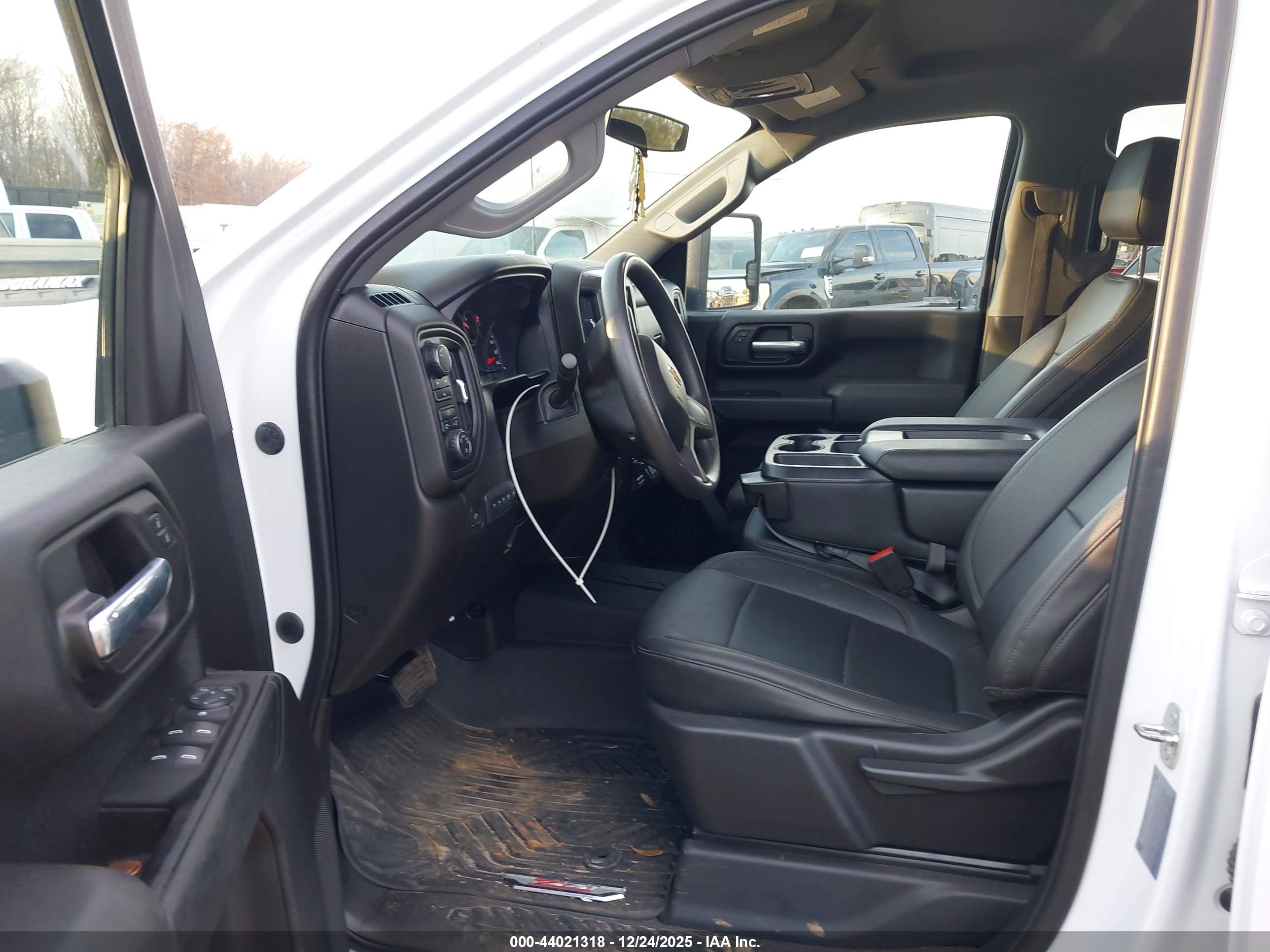 CHEVROLET SILVERADO image 7