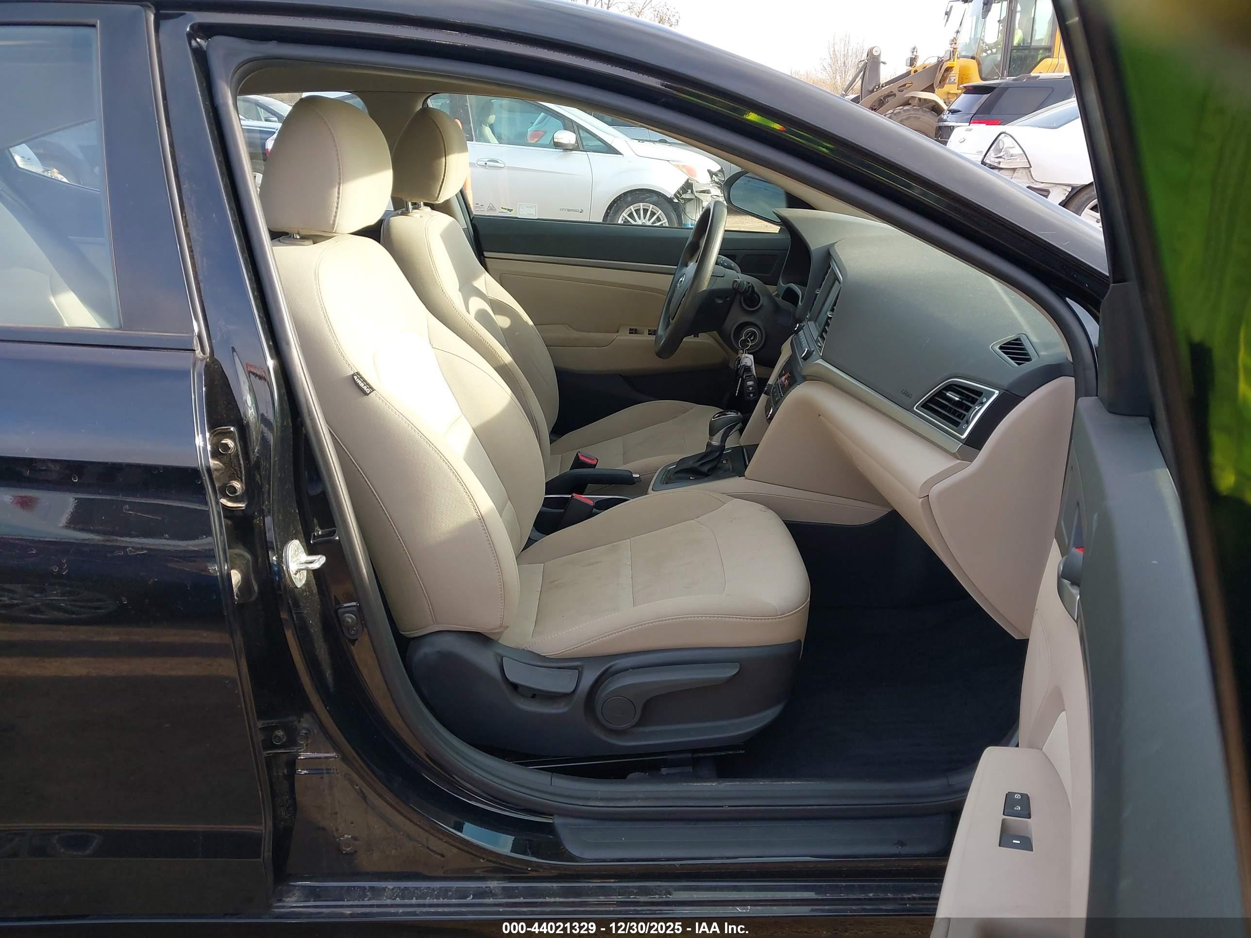 HYUNDAI ELANTRA image 5