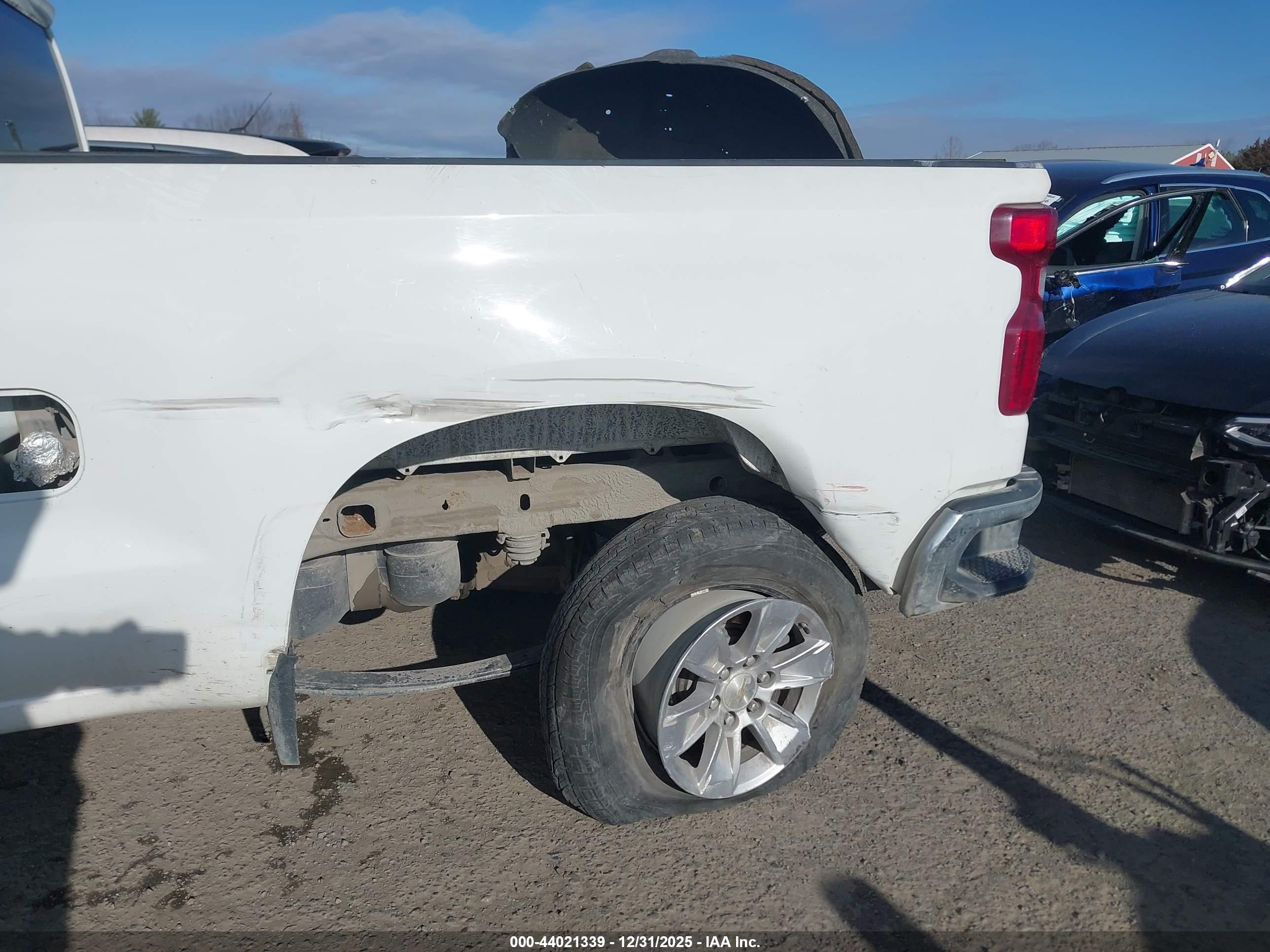 CHEVROLET SILVERADO image 6