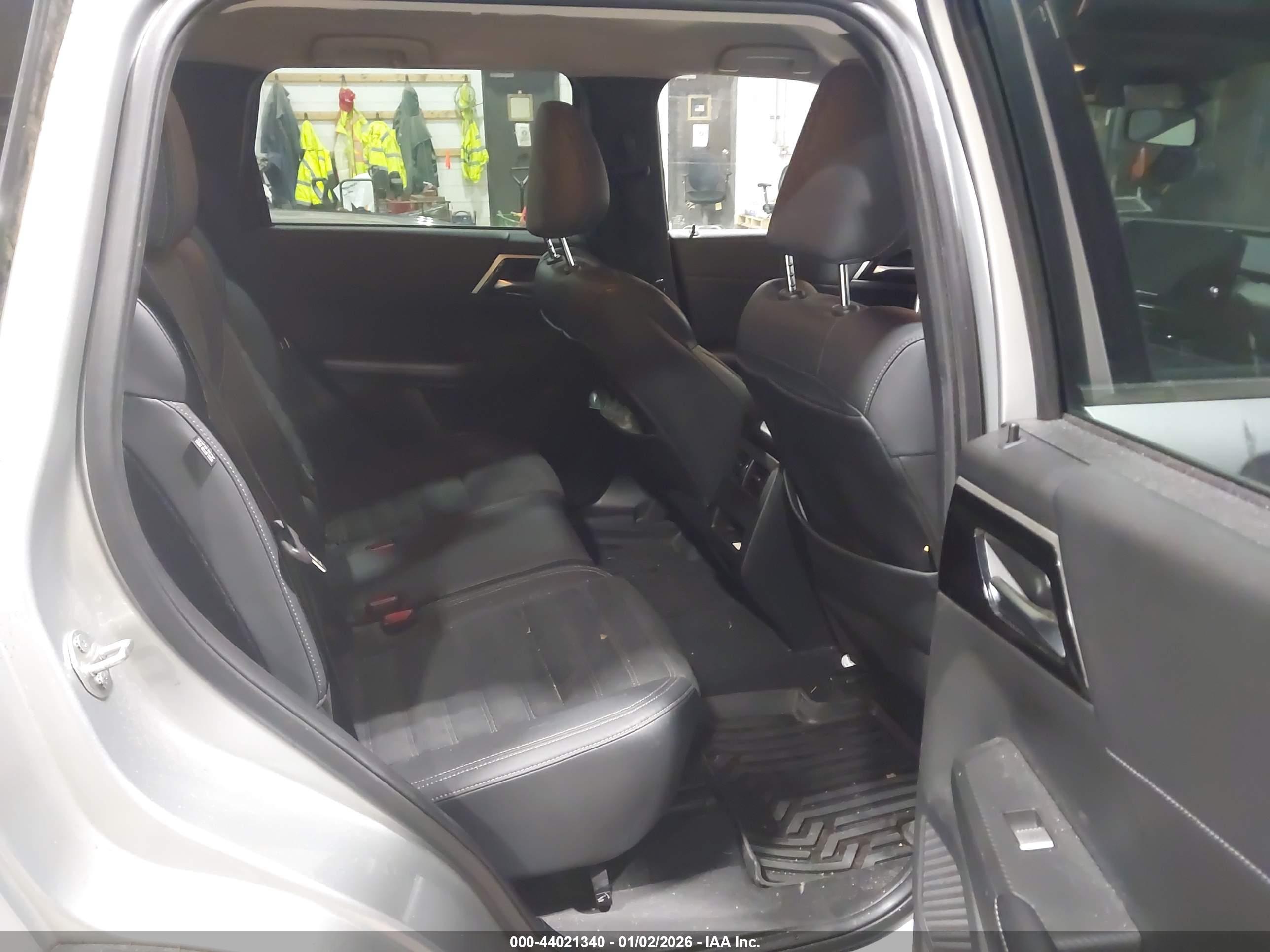 MITSUBISHI OUTLANDER image 8
