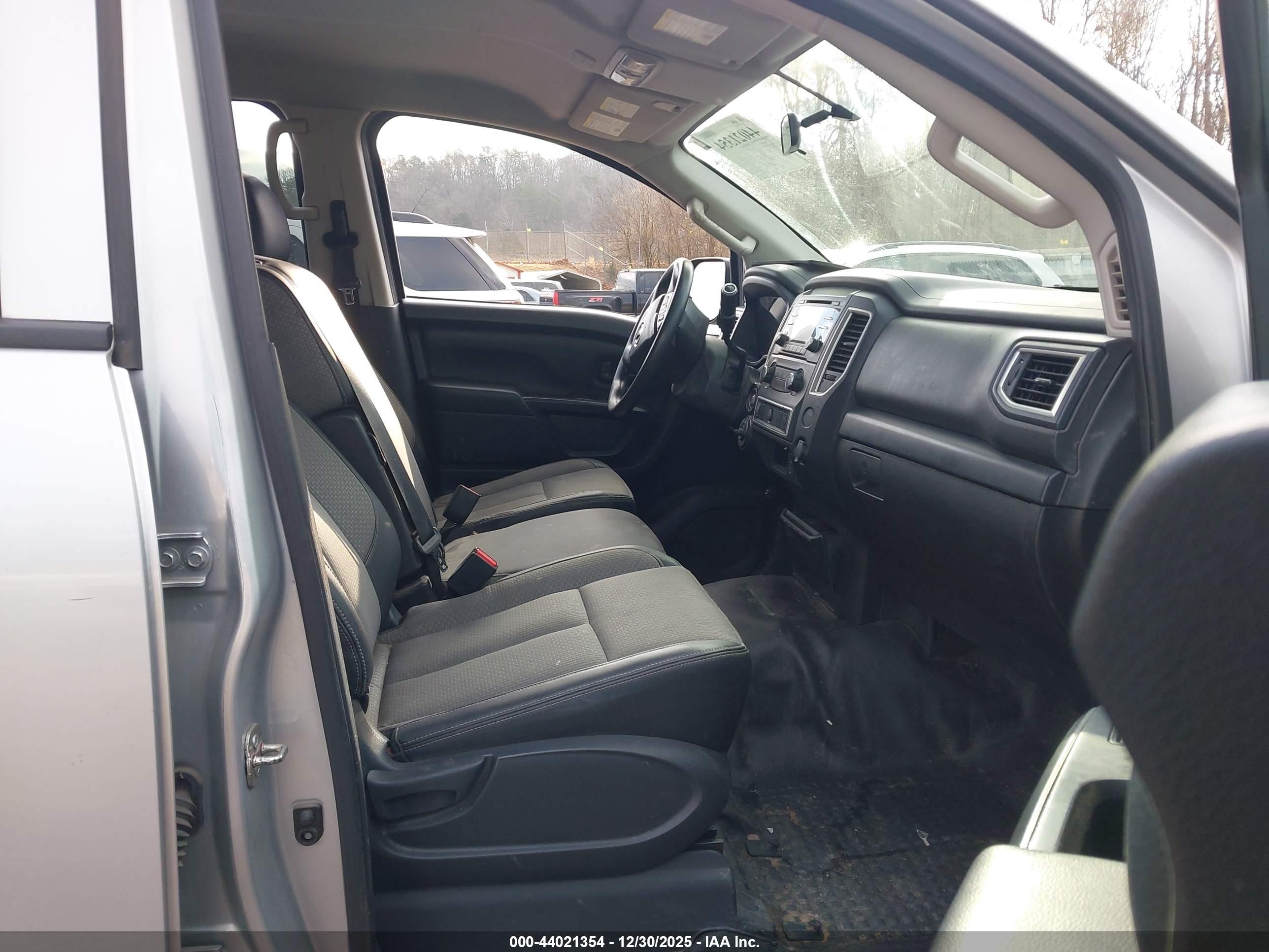 NISSAN TITAN image 5