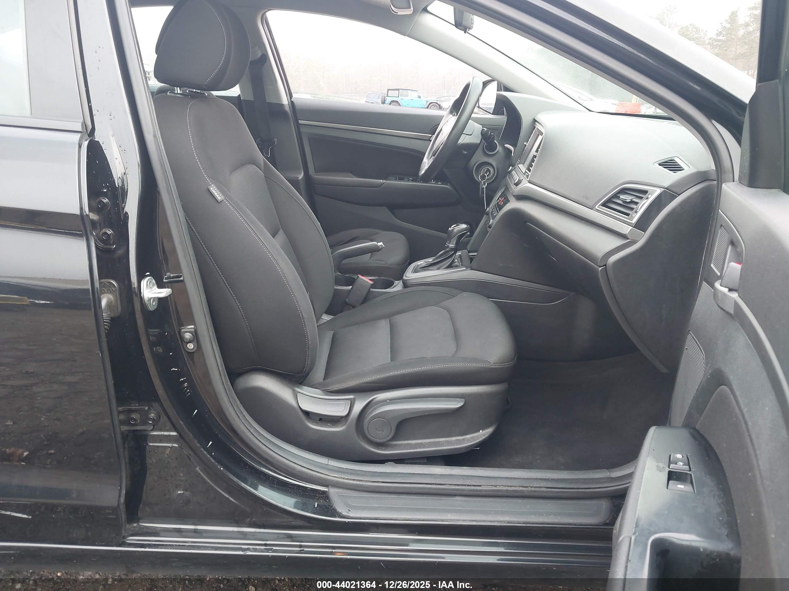 HYUNDAI ELANTRA image 5