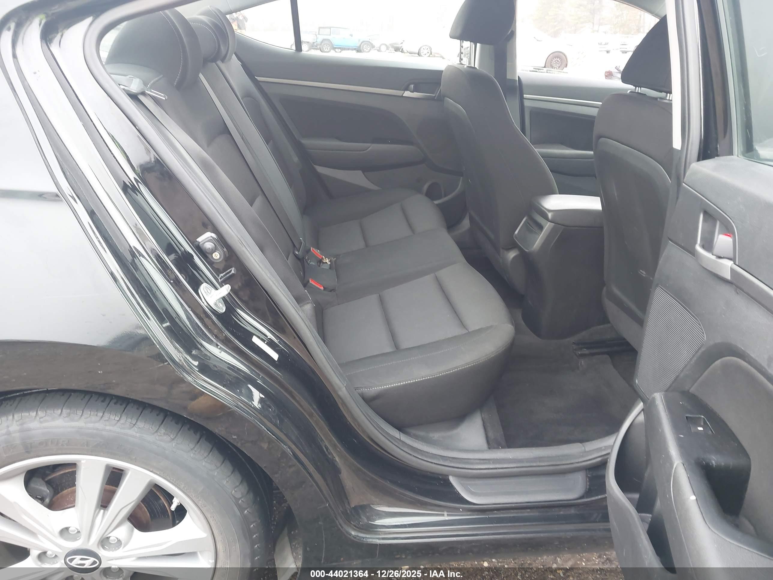 HYUNDAI ELANTRA image 8