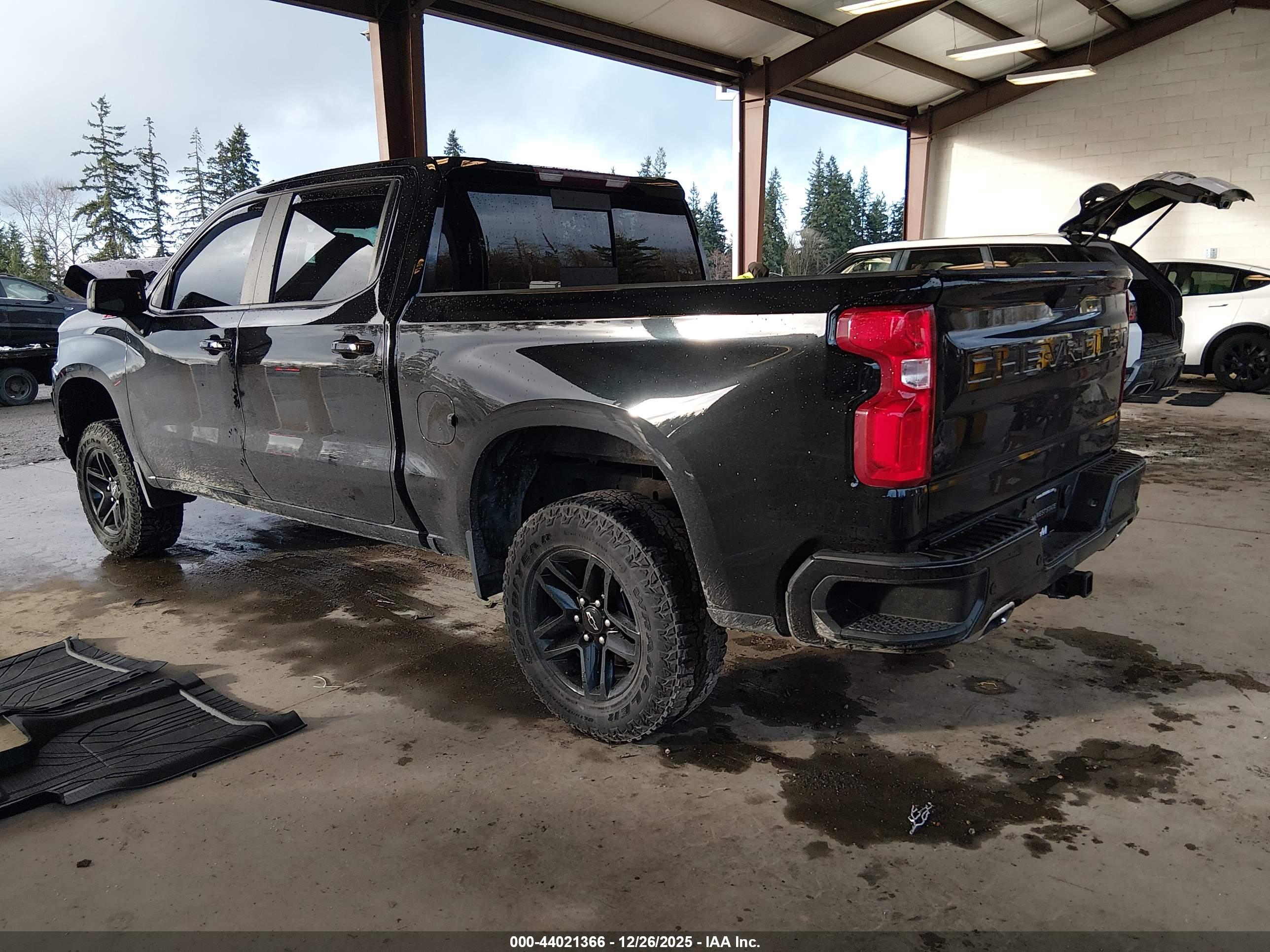 CHEVROLET SILVERADO image 3