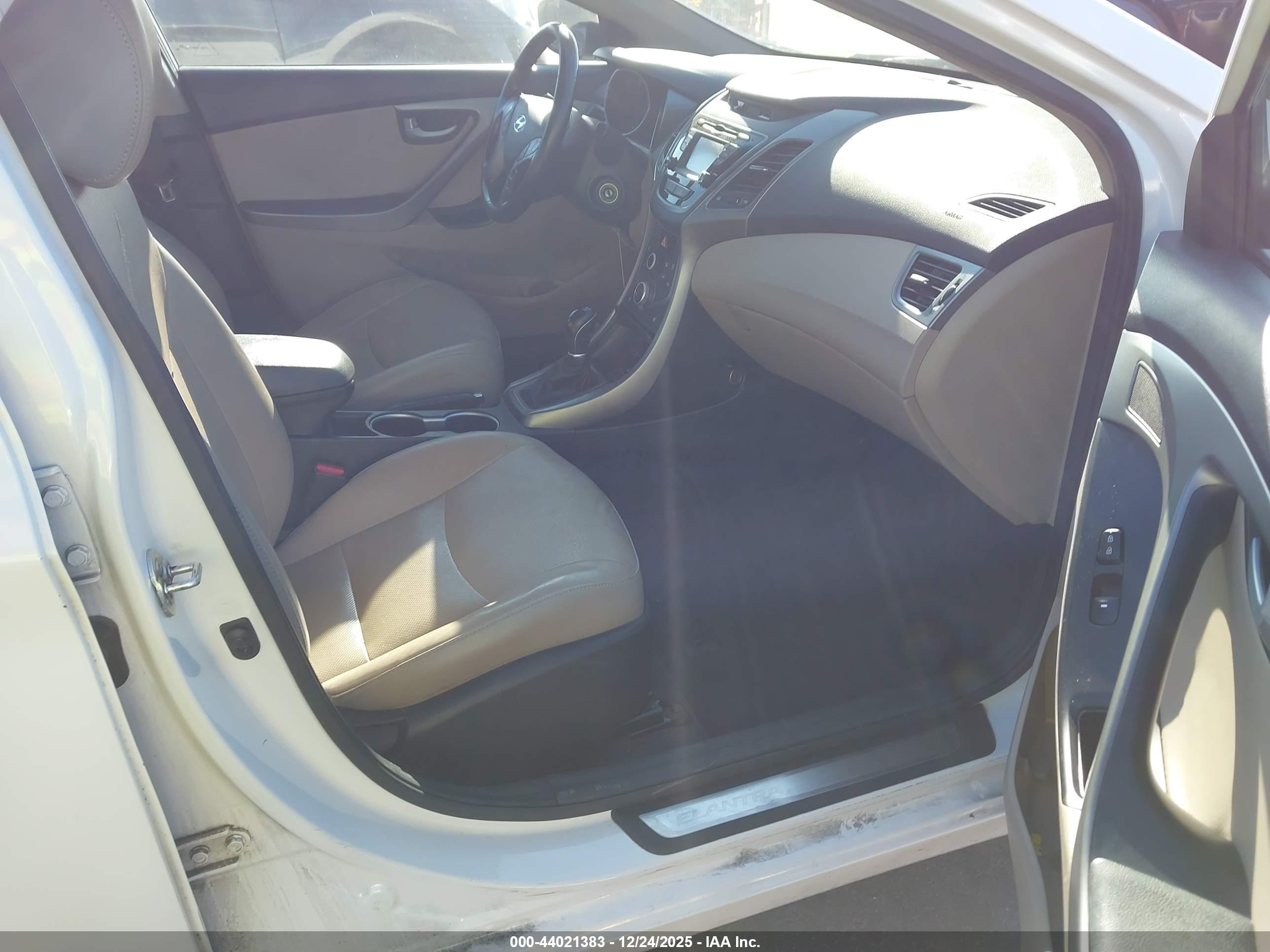 HYUNDAI ELANTRA image 5