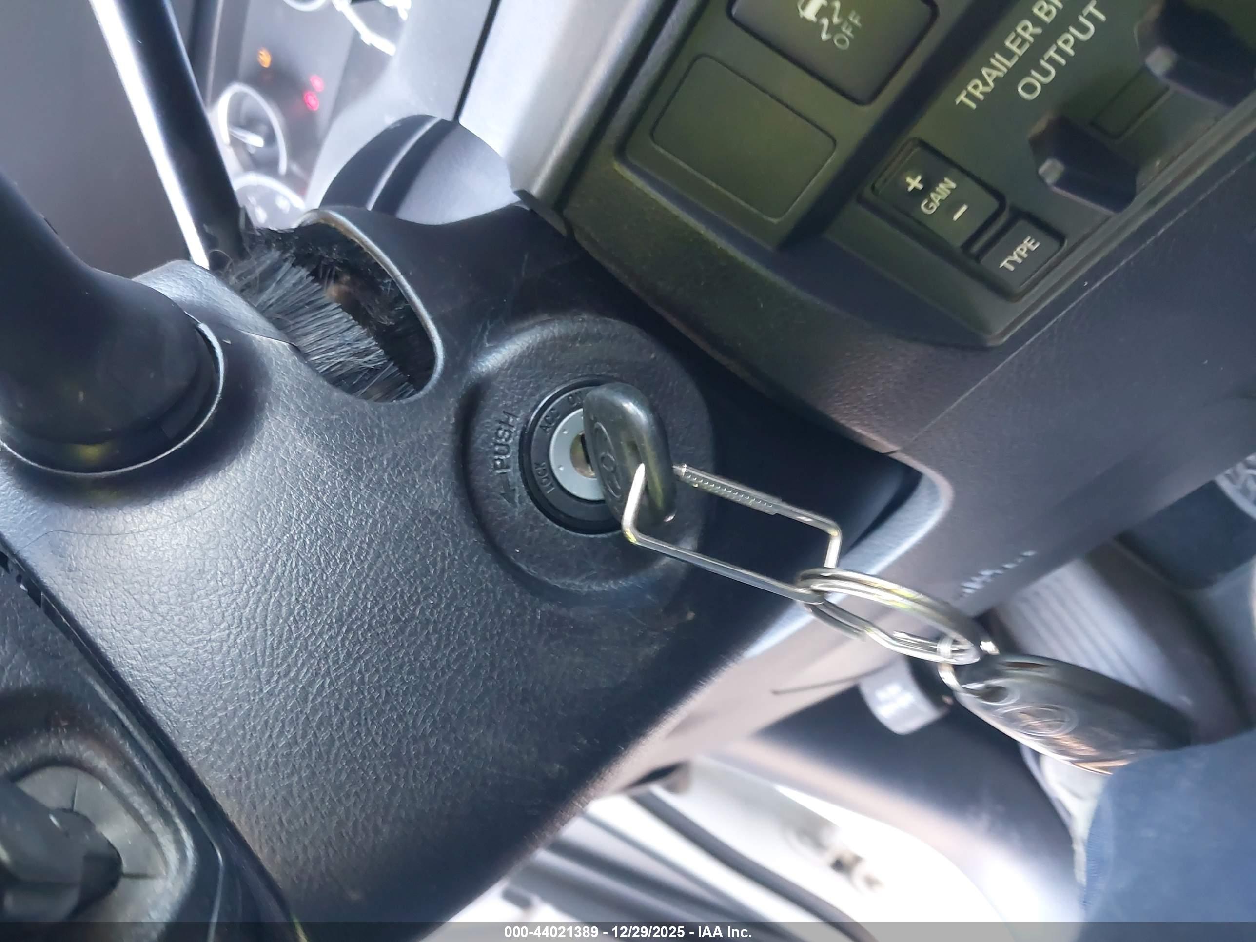 TOYOTA TUNDRA image 11