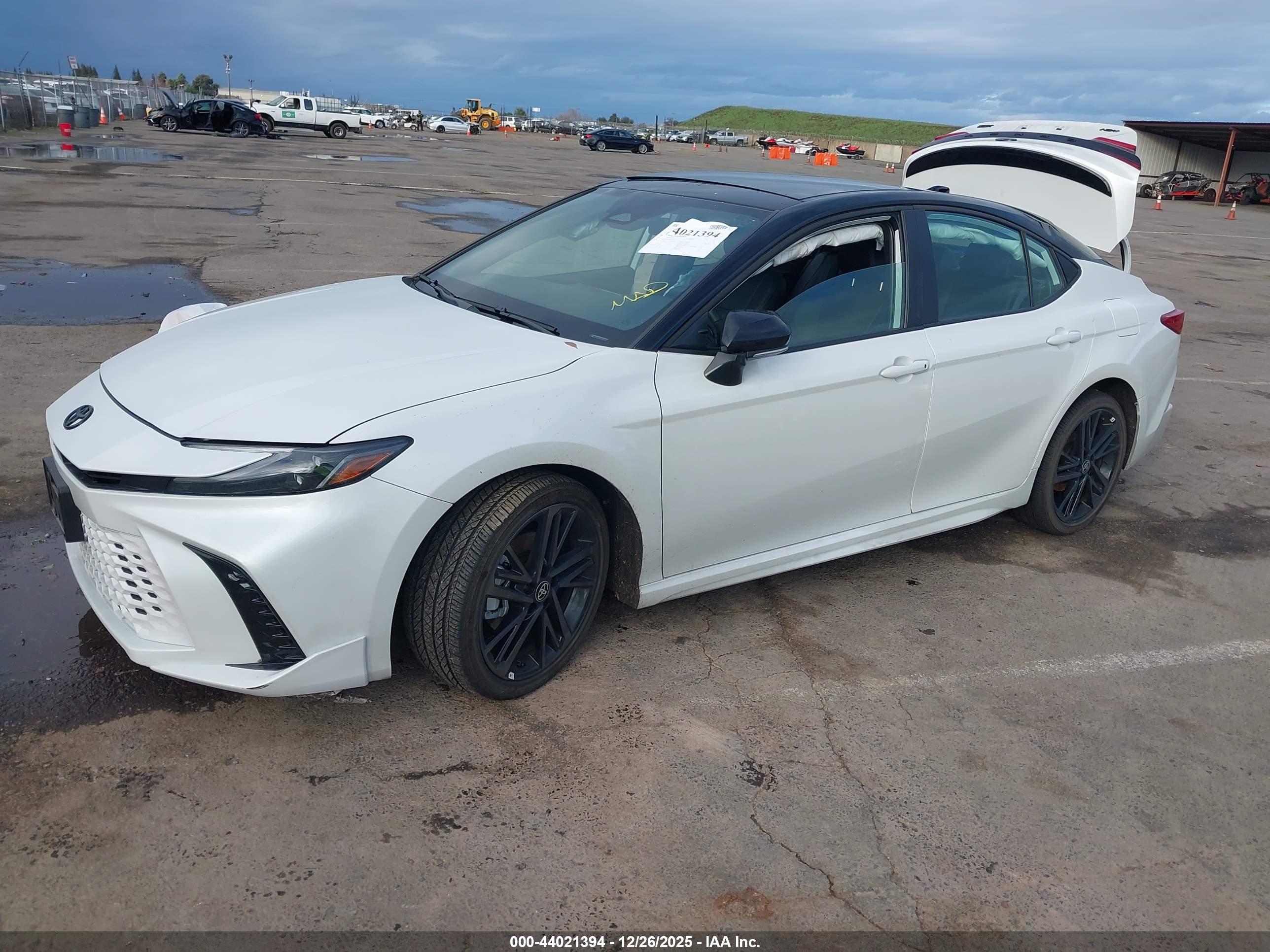 TOYOTA CAMRY image 2