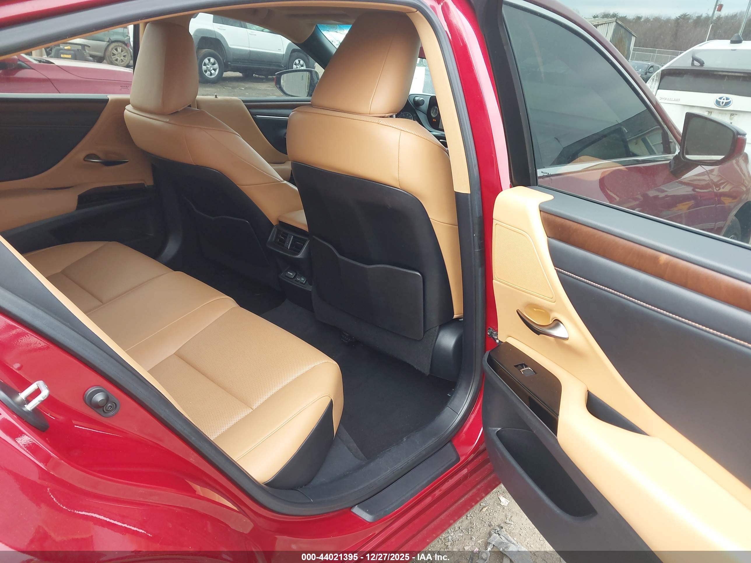 LEXUS ES image 8