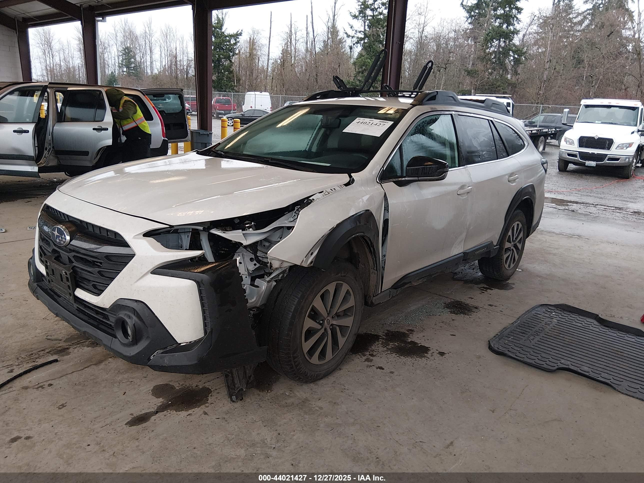 SUBARU OUTBACK image 2