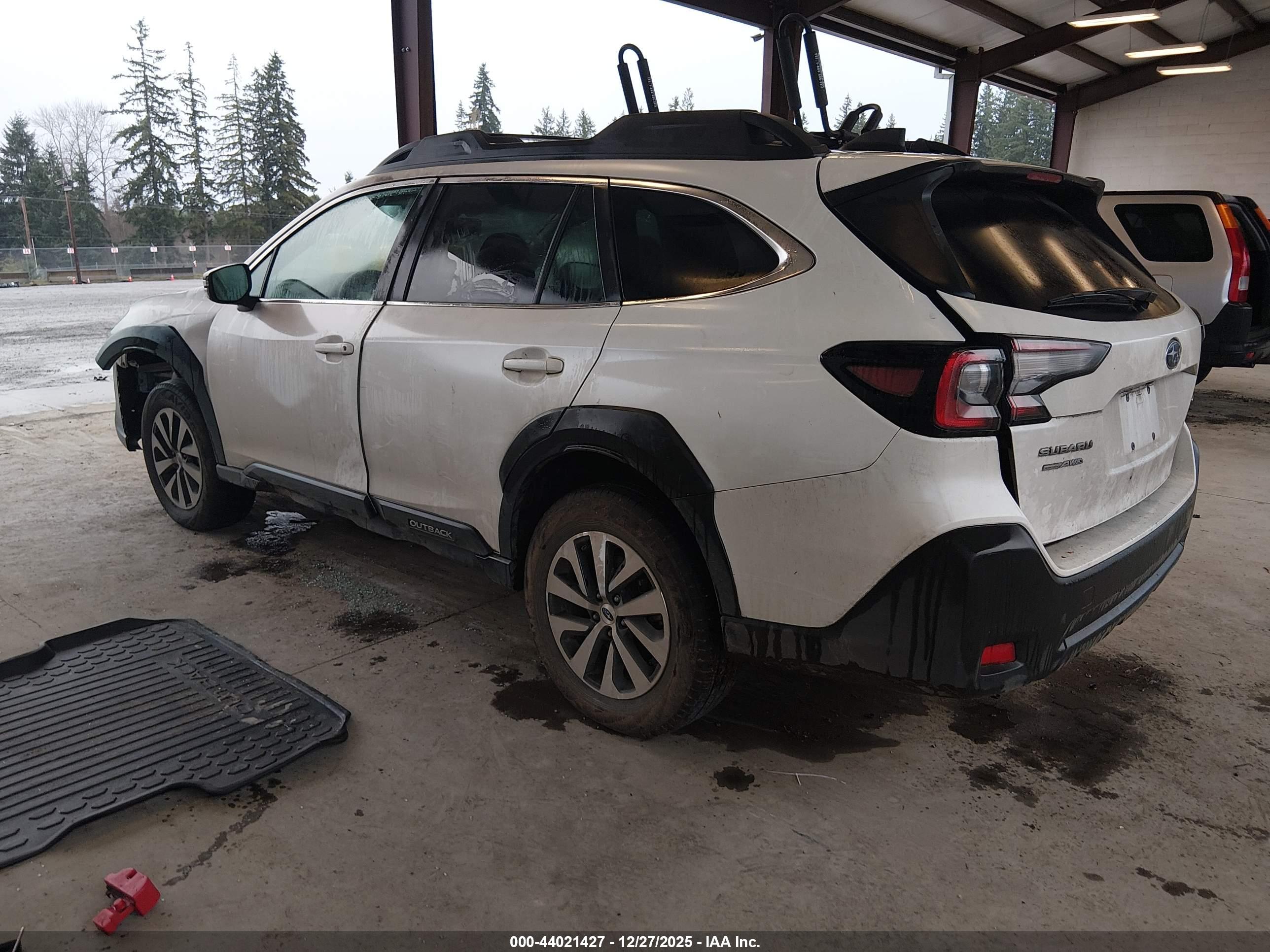 SUBARU OUTBACK image 3
