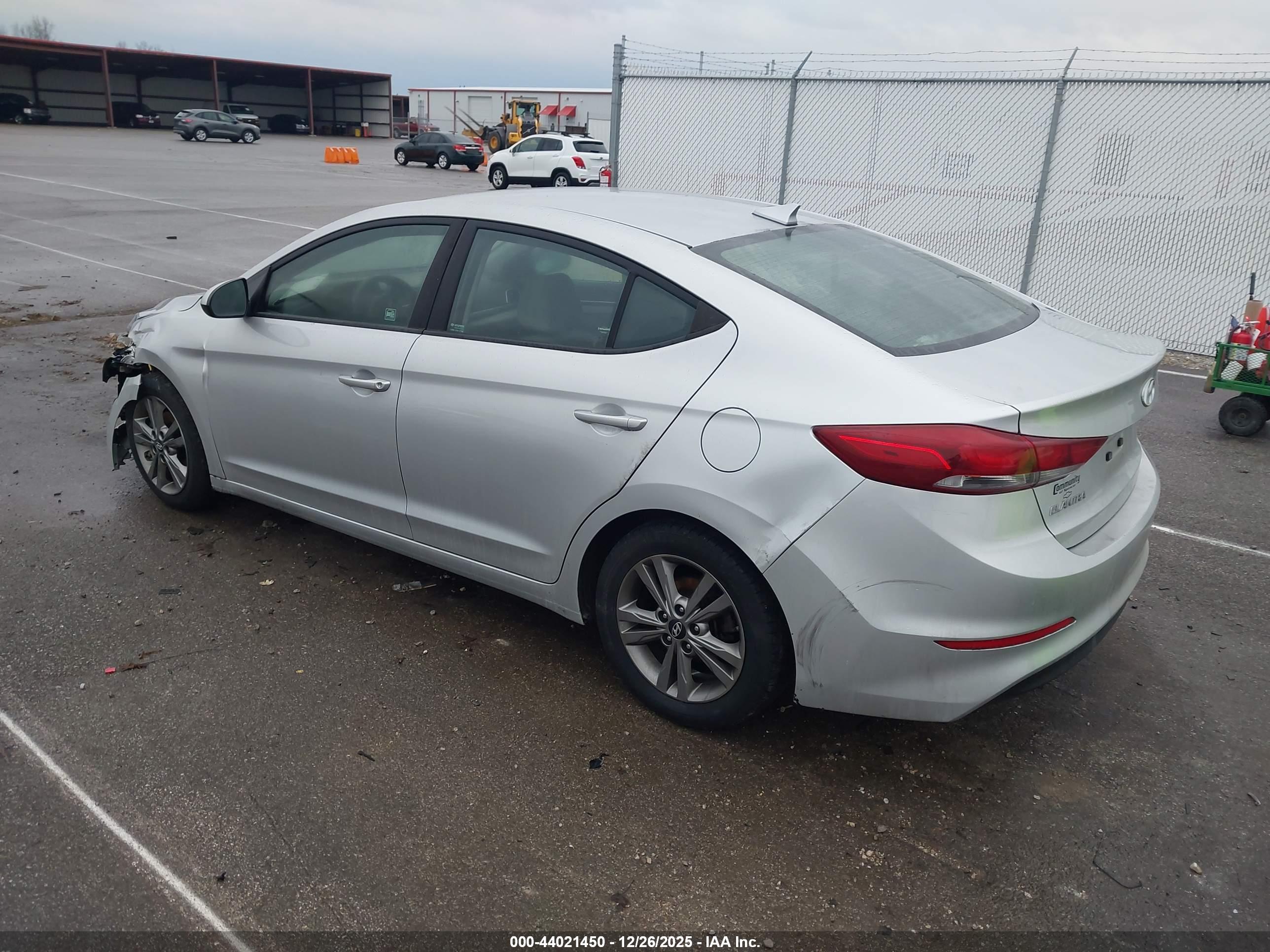 HYUNDAI ELANTRA image 3