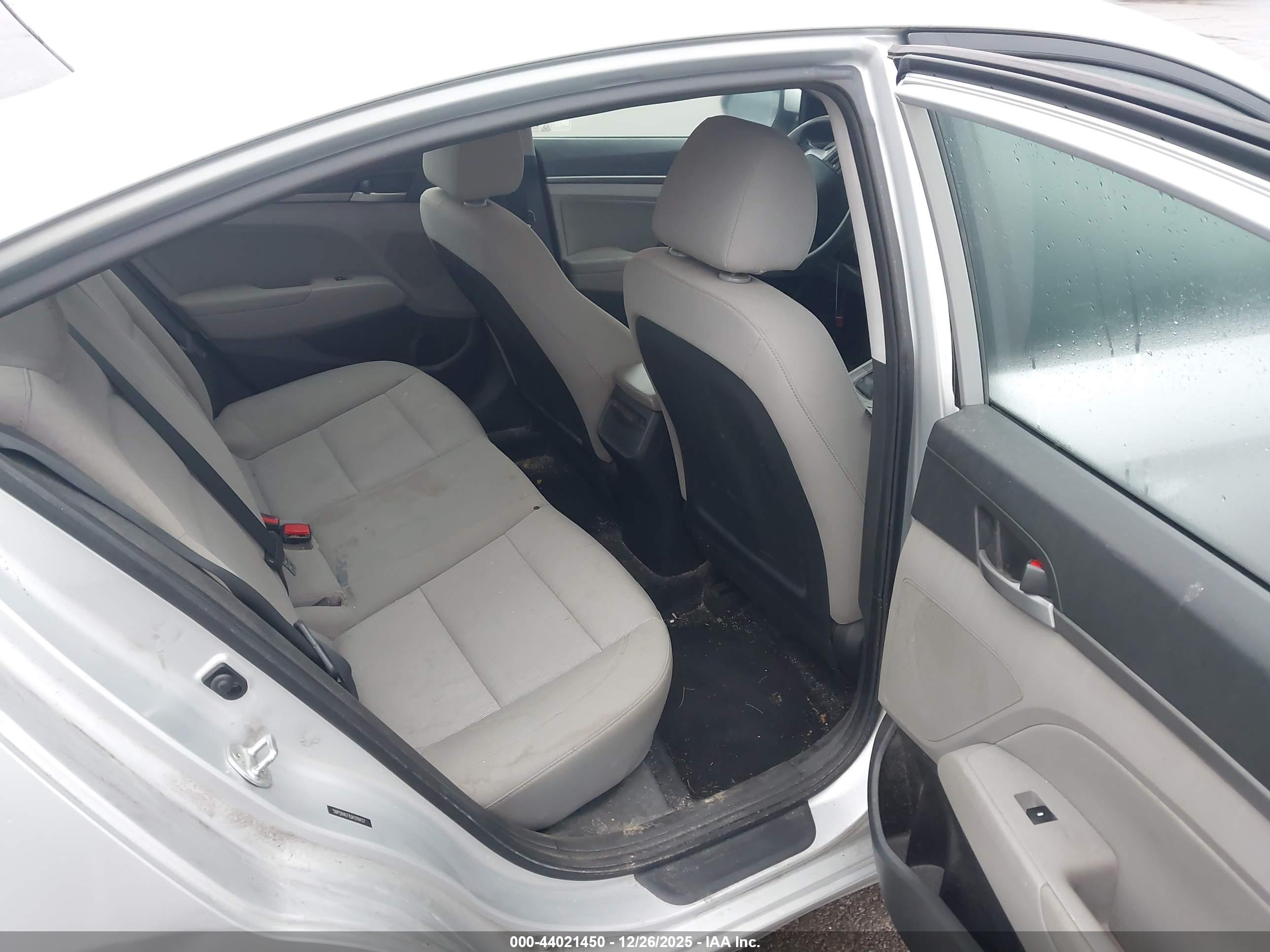 HYUNDAI ELANTRA image 8
