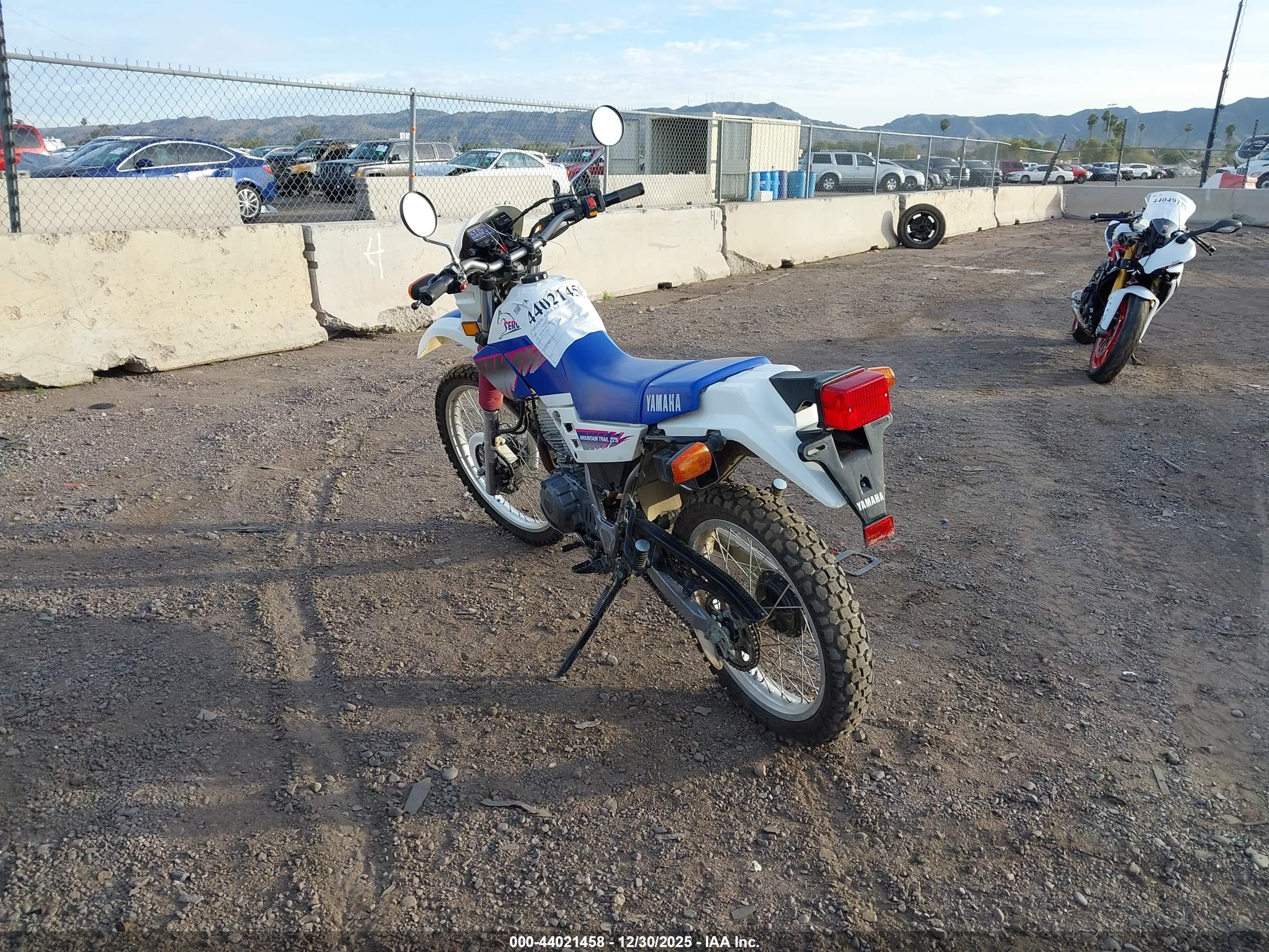 YAMAHA XT225 image 3