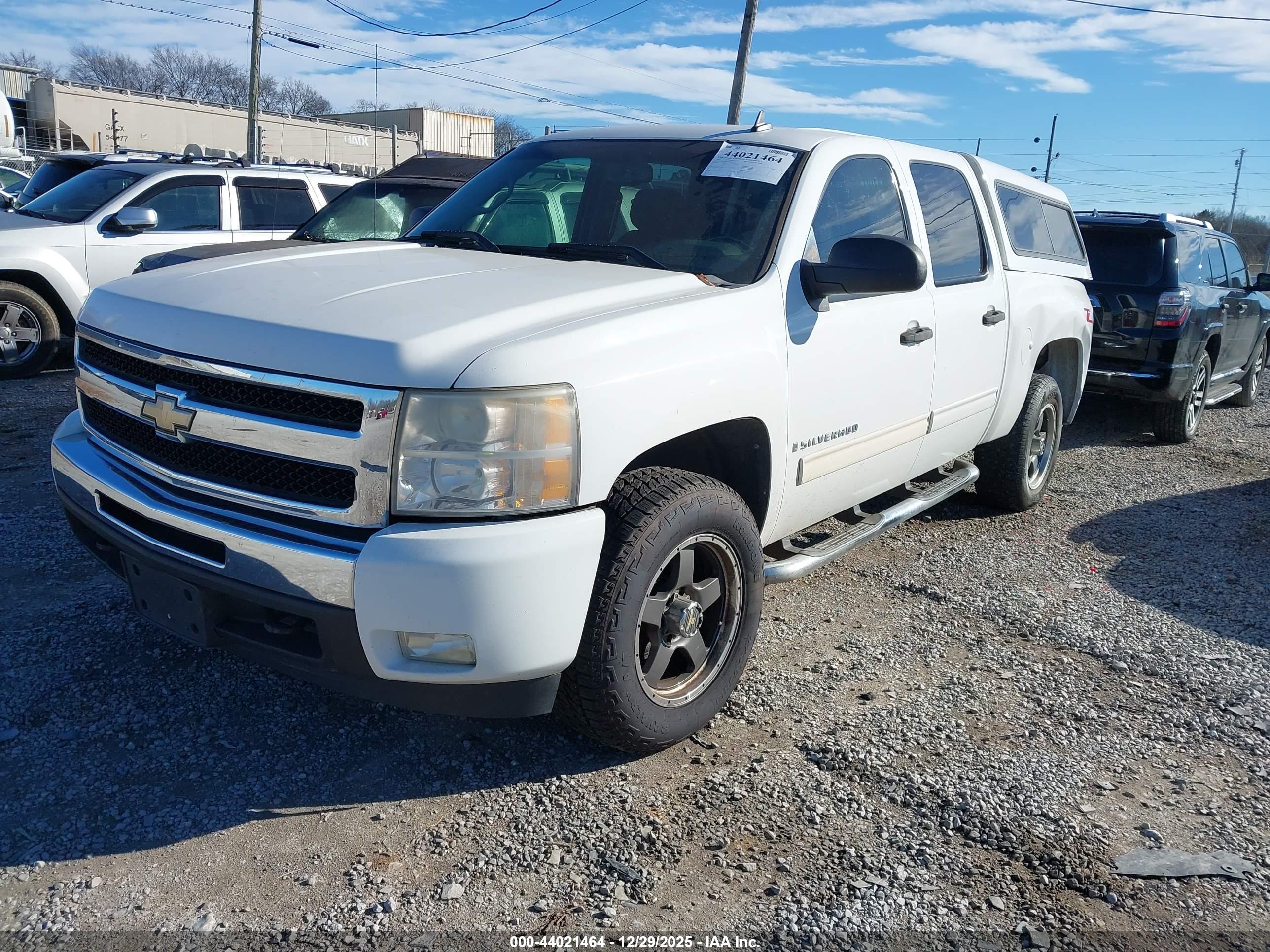 CHEVROLET SILVERADO image 2