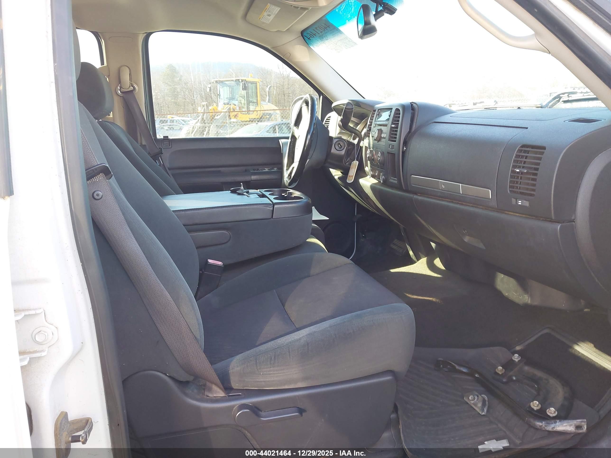 CHEVROLET SILVERADO image 5