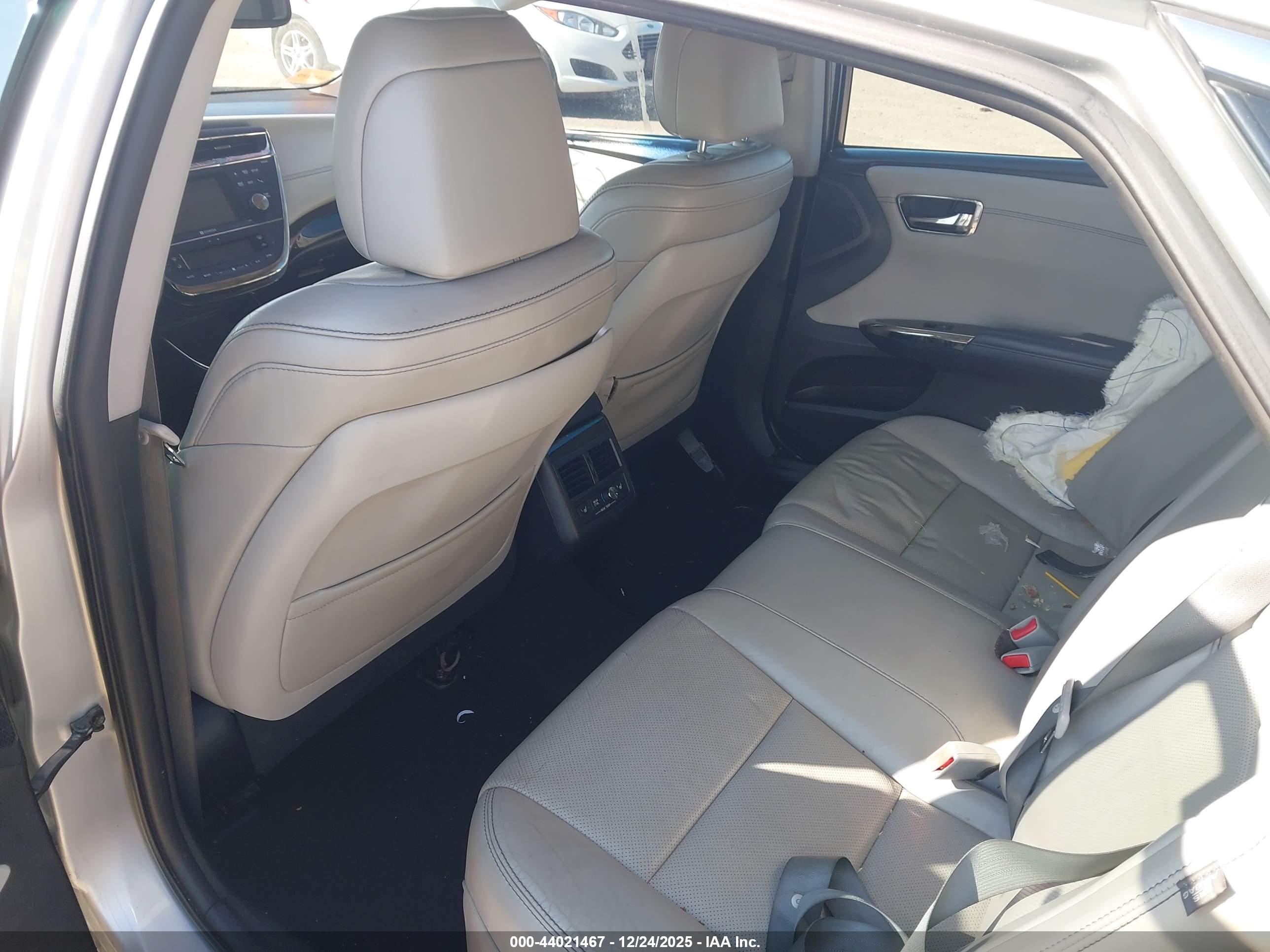 TOYOTA AVALON image 8