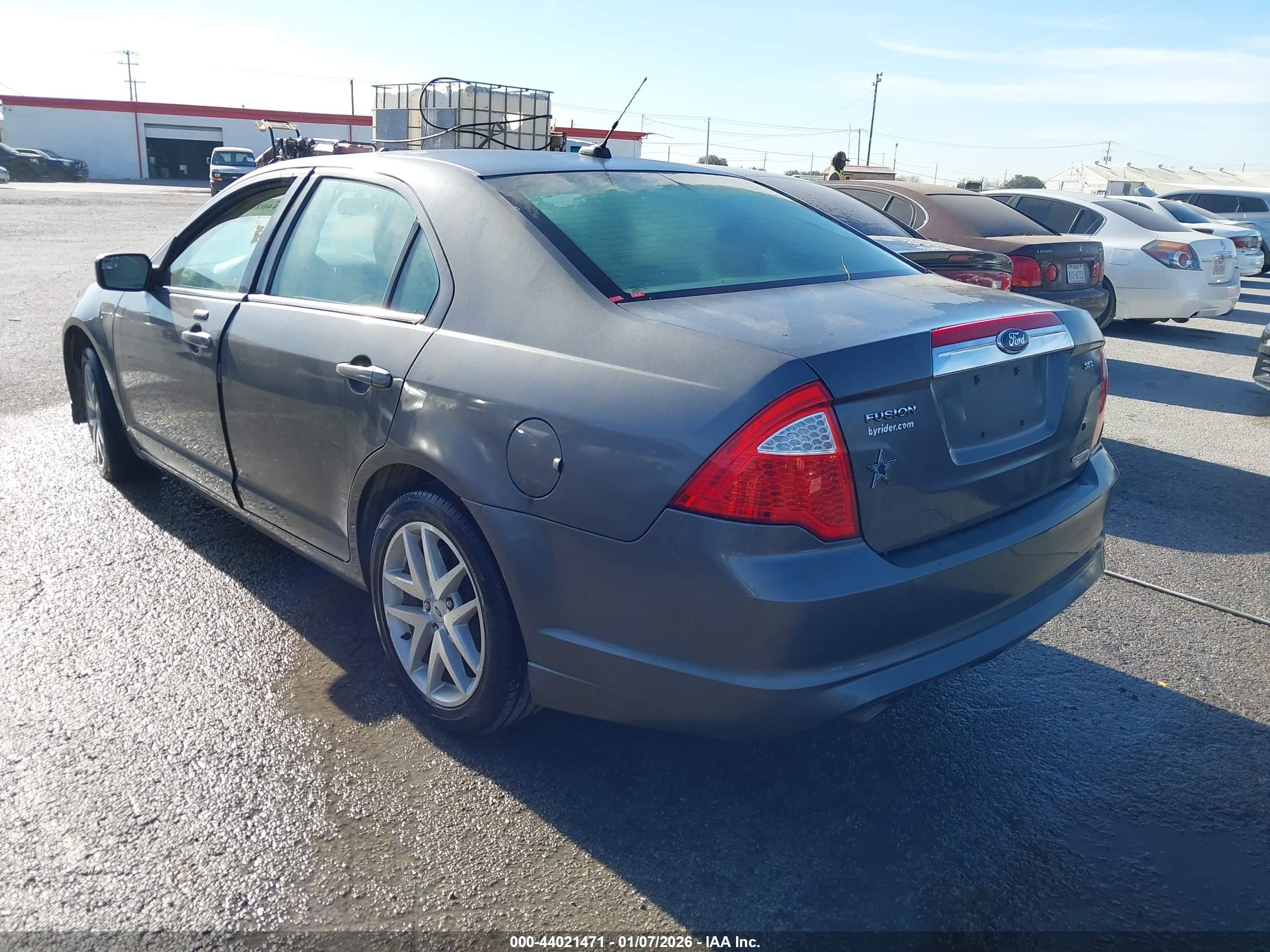 FORD FUSION image 3