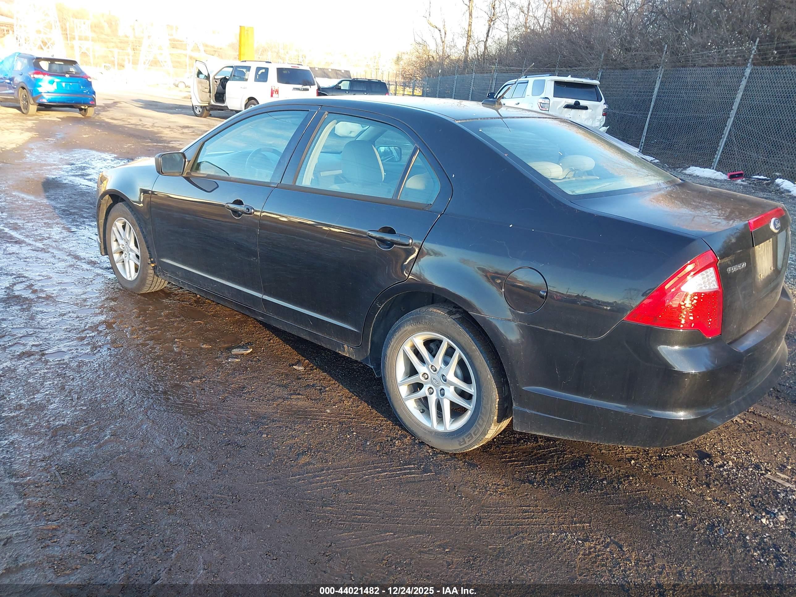 FORD FUSION image 3