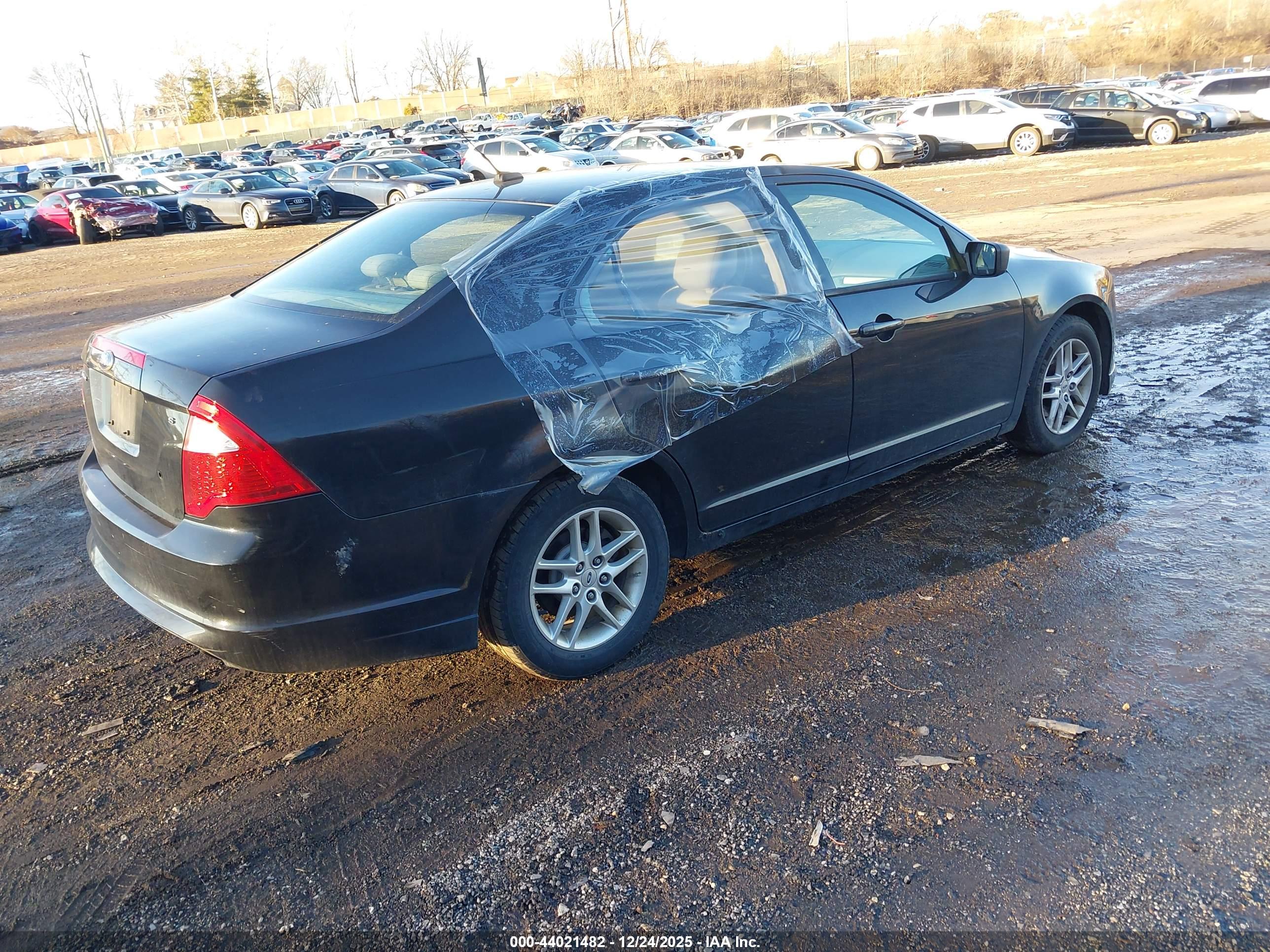 FORD FUSION image 4