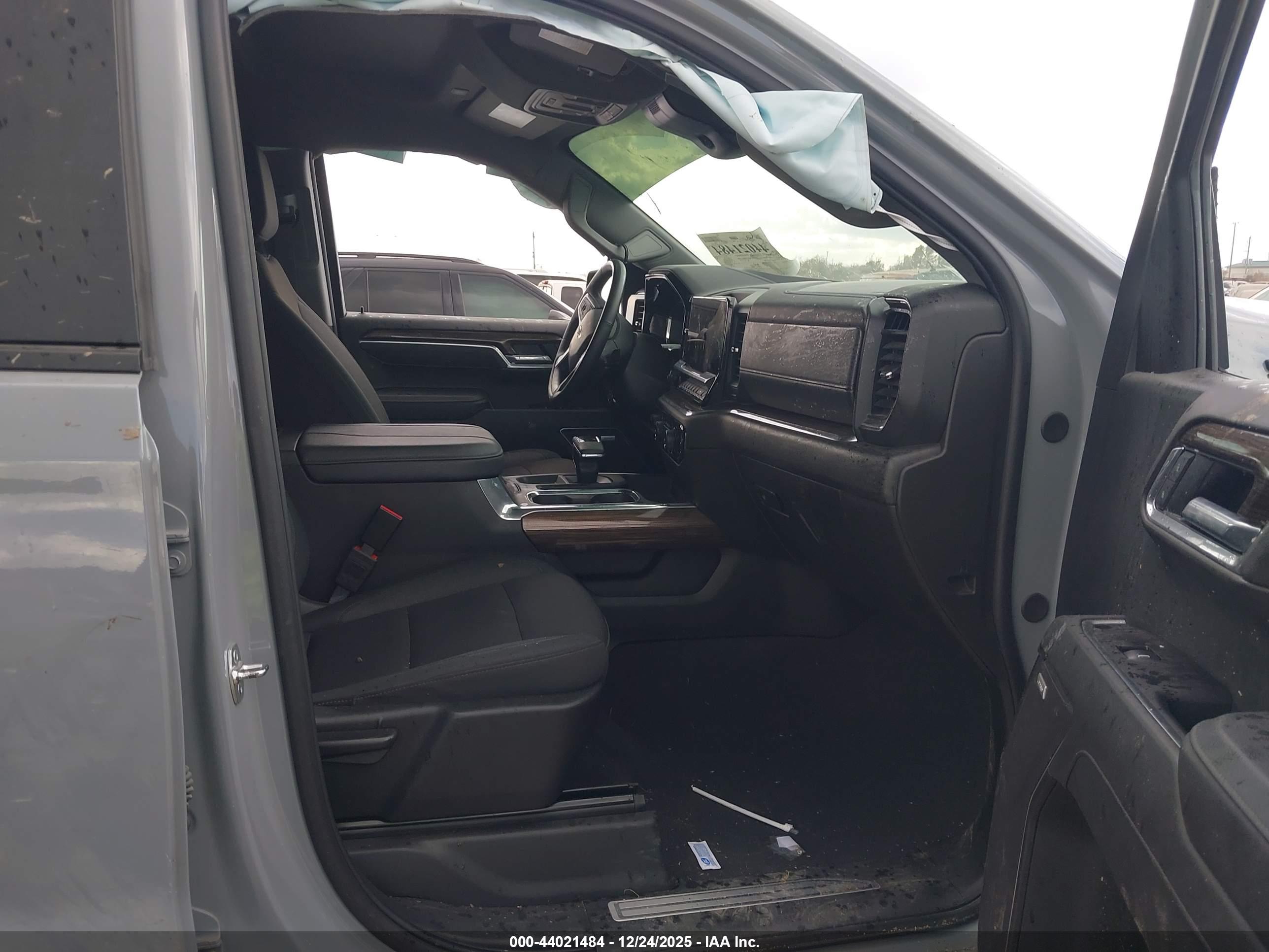 CHEVROLET SILVERADO image 5