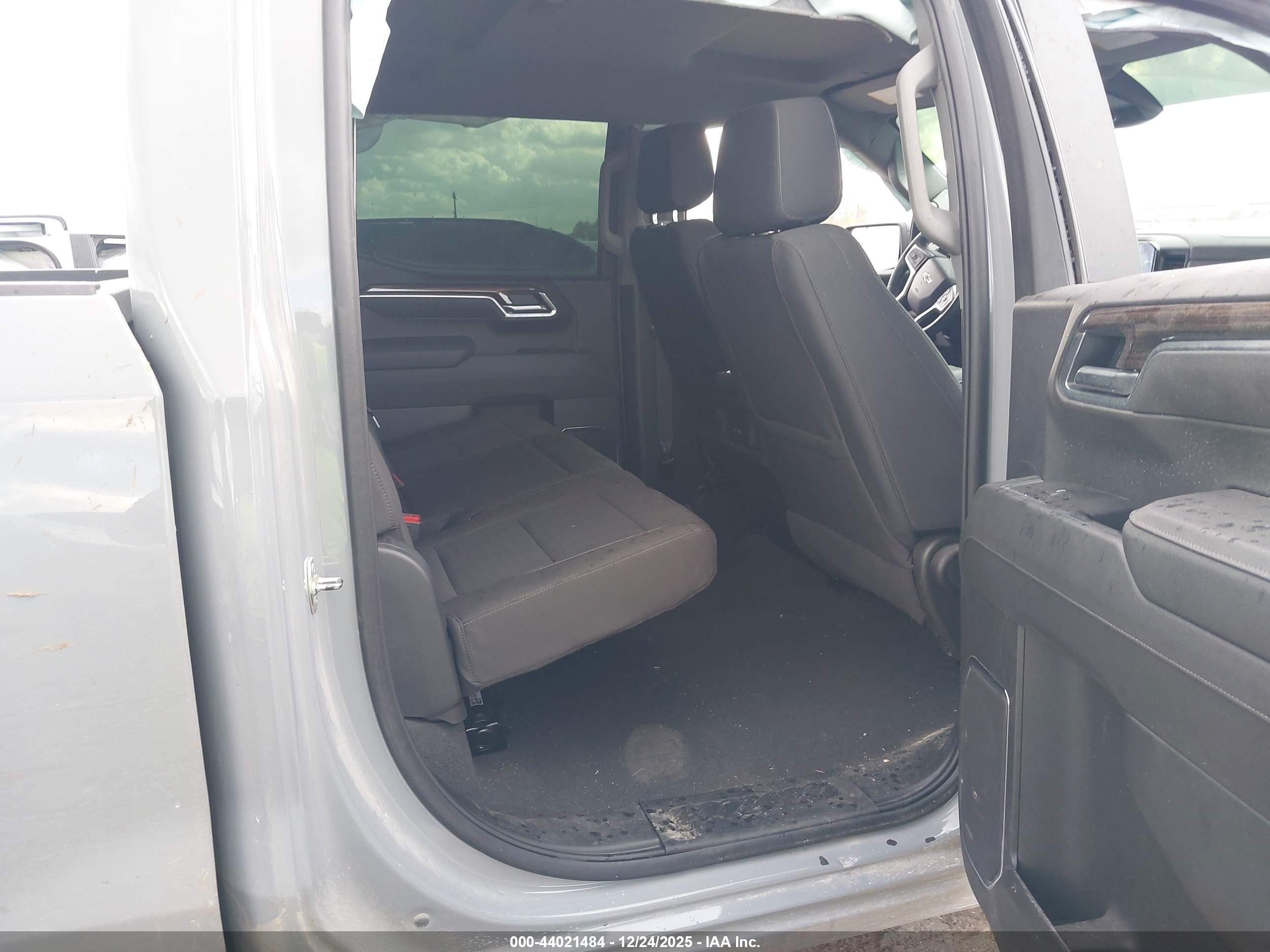 CHEVROLET SILVERADO image 8