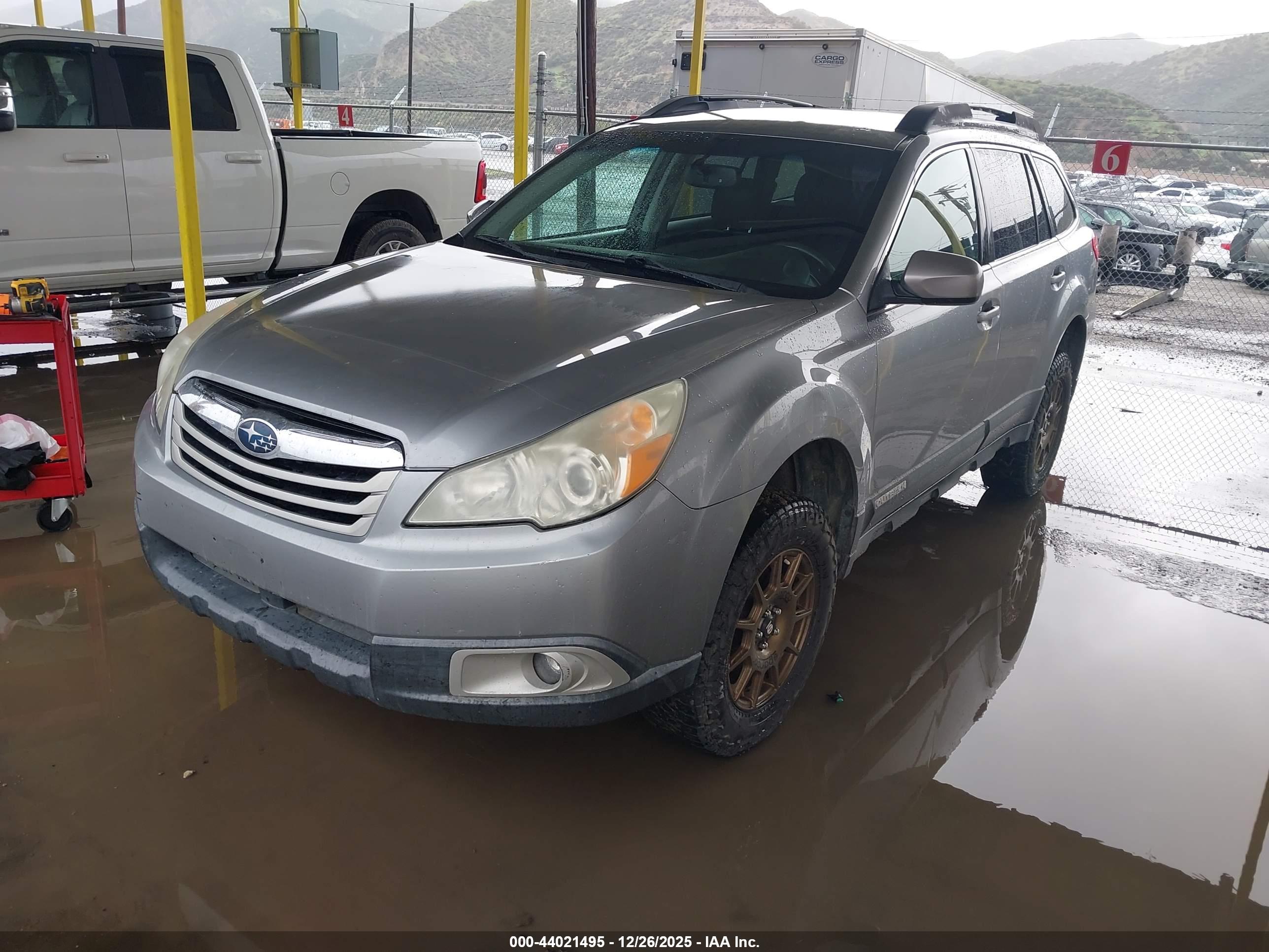 SUBARU OUTBACK image 2
