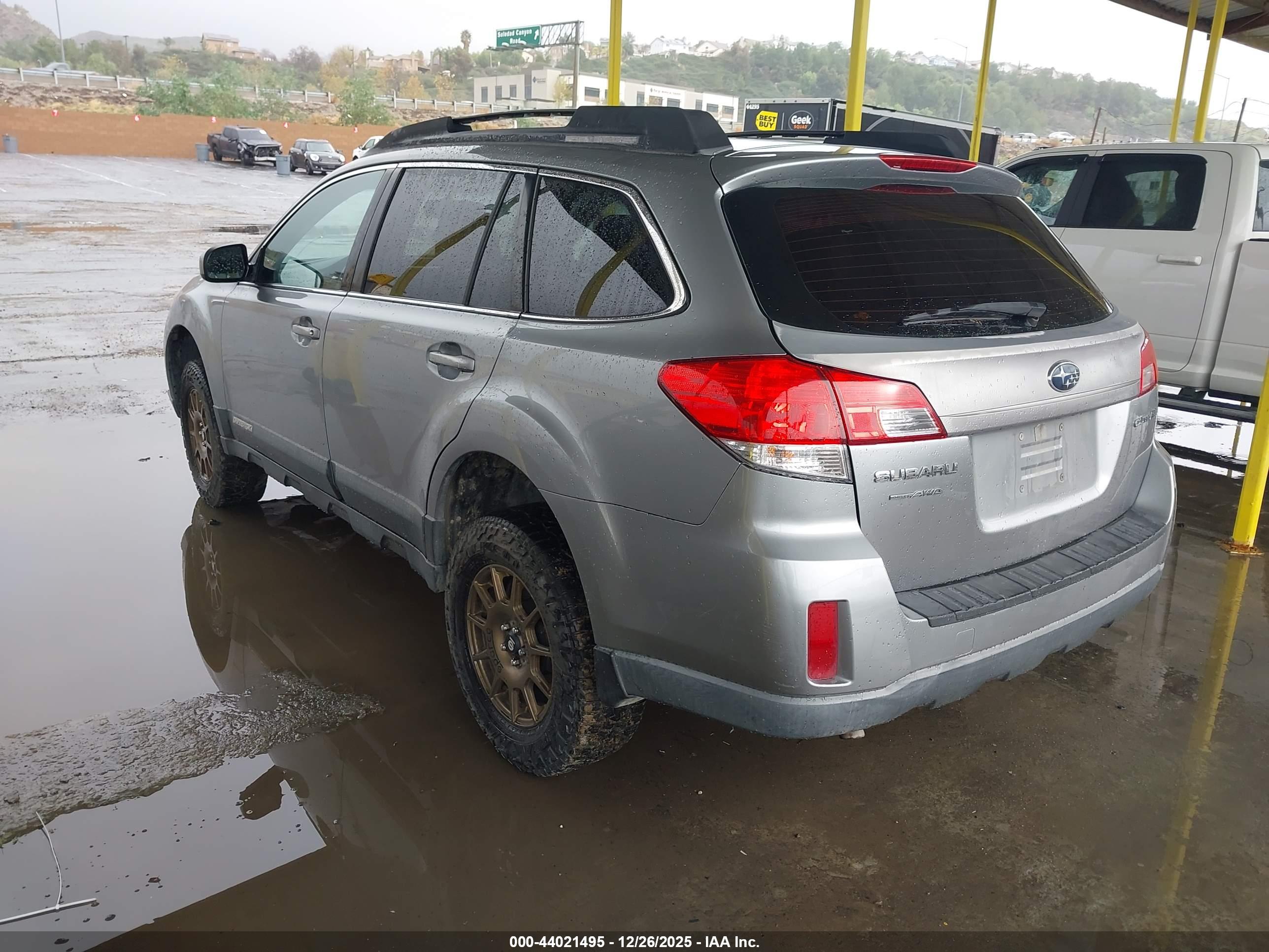 SUBARU OUTBACK image 3