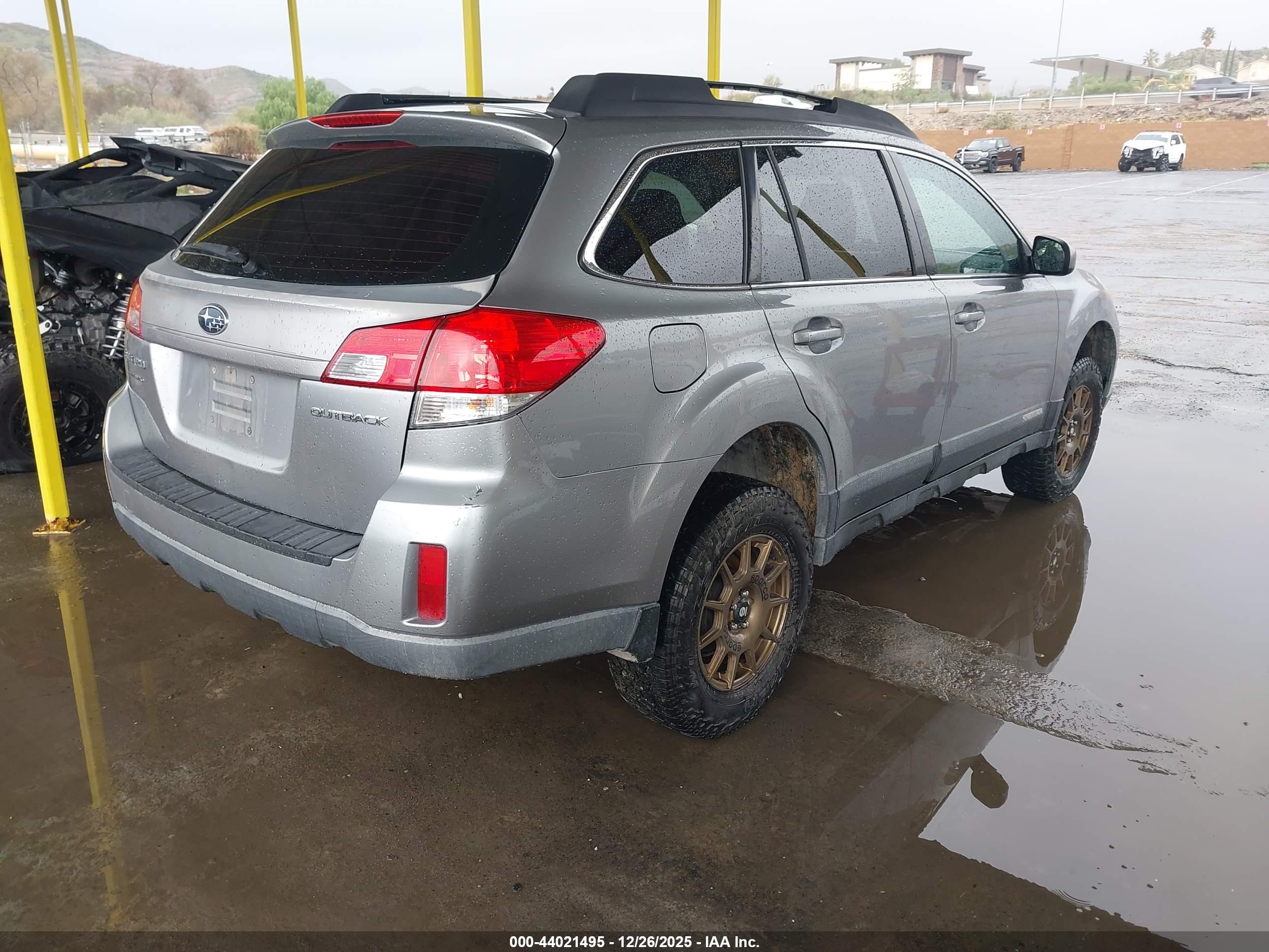 SUBARU OUTBACK image 4