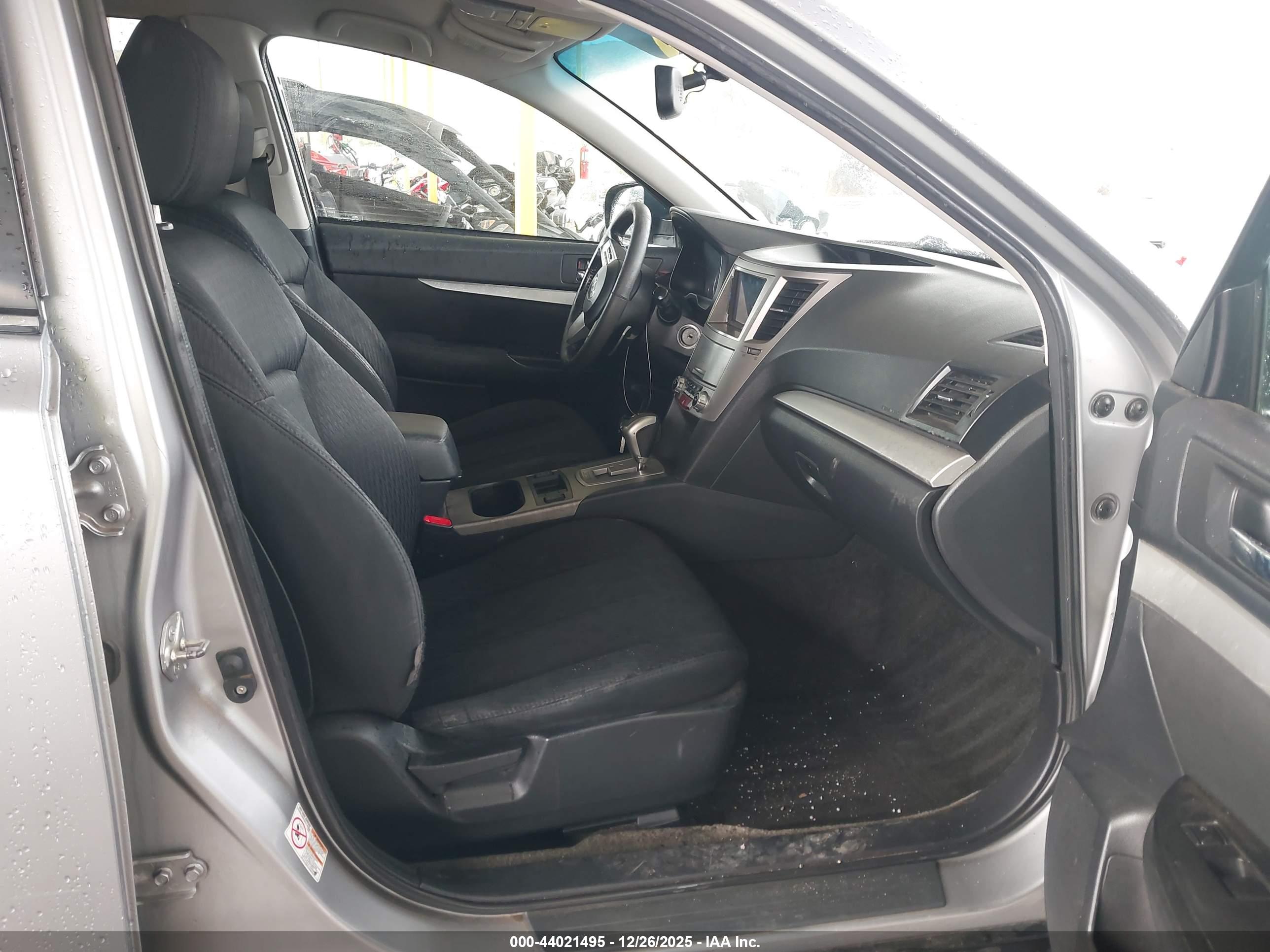 SUBARU OUTBACK image 5