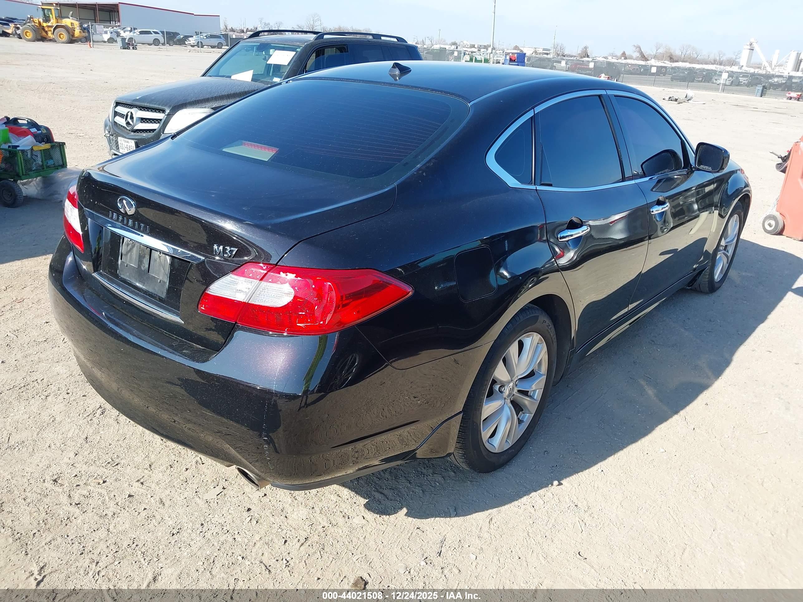 INFINITI M37 image 4