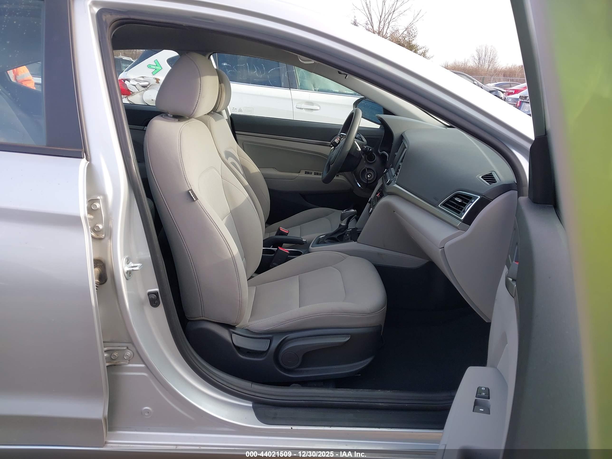 HYUNDAI ELANTRA image 5