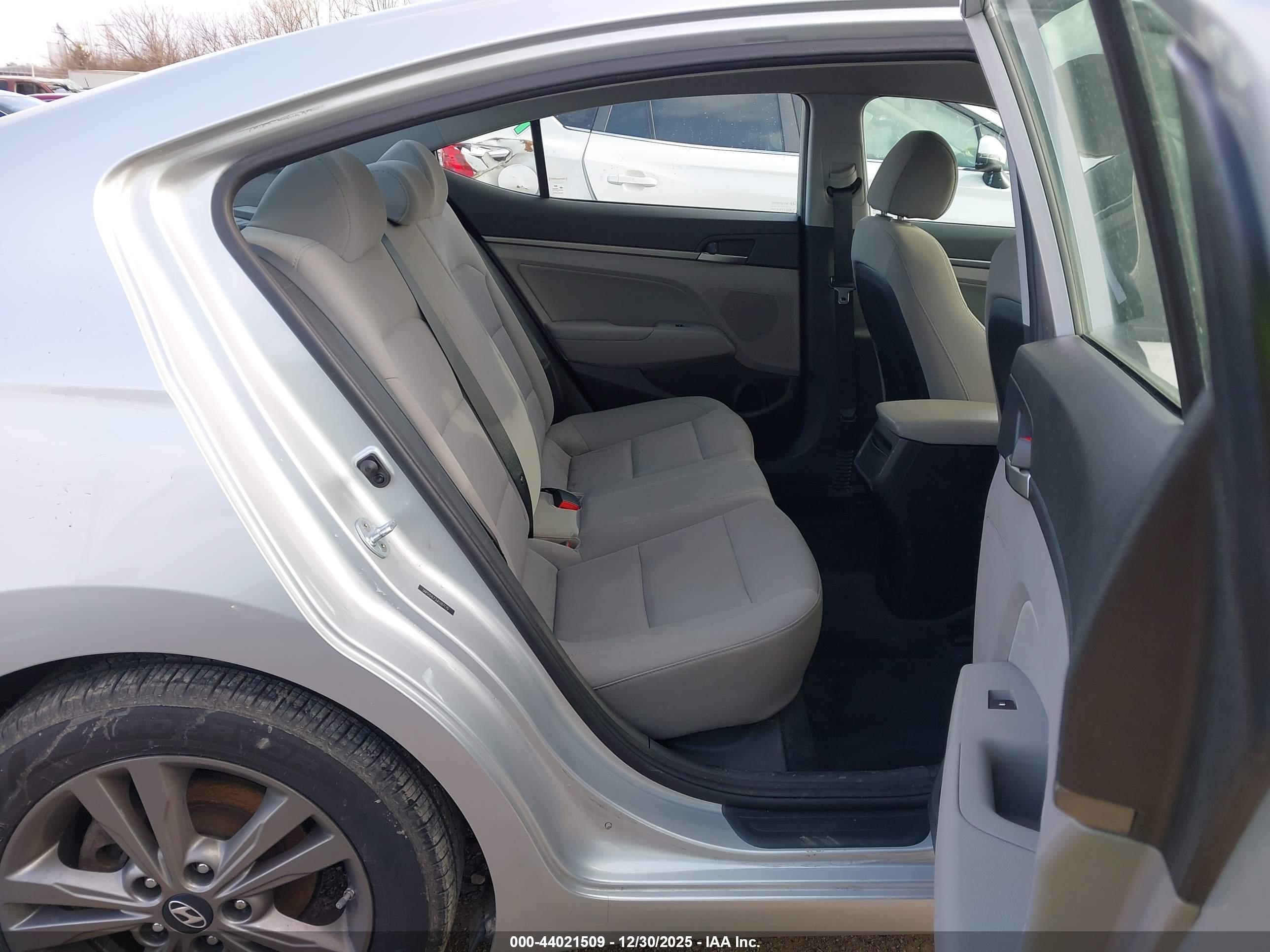 HYUNDAI ELANTRA image 8