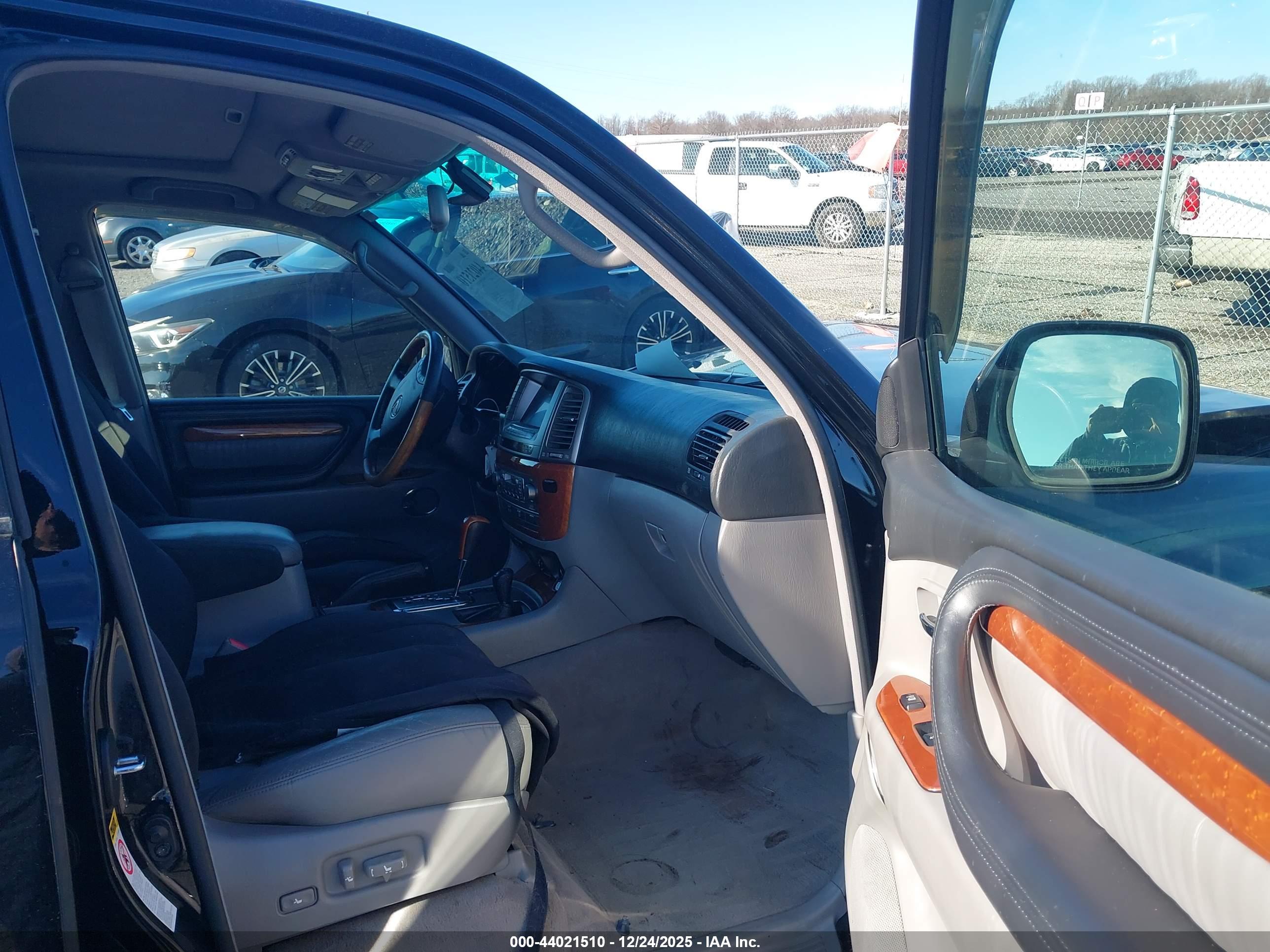 LEXUS LX image 5