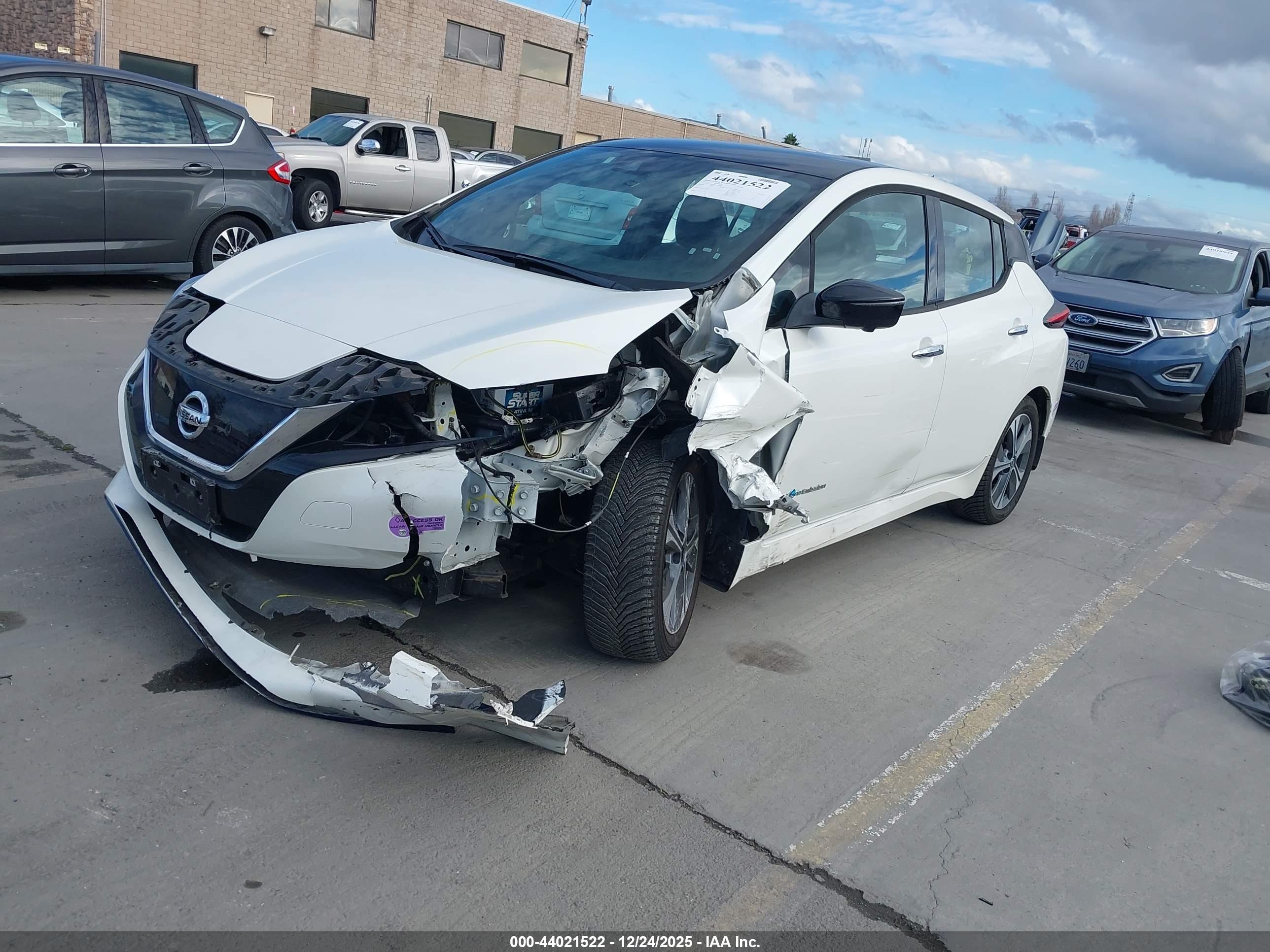 NISSAN LEAF image 2