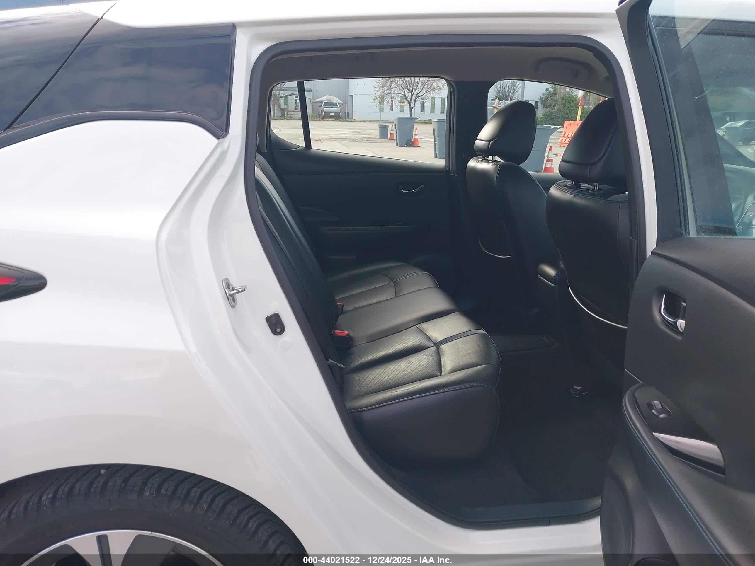 NISSAN LEAF image 8