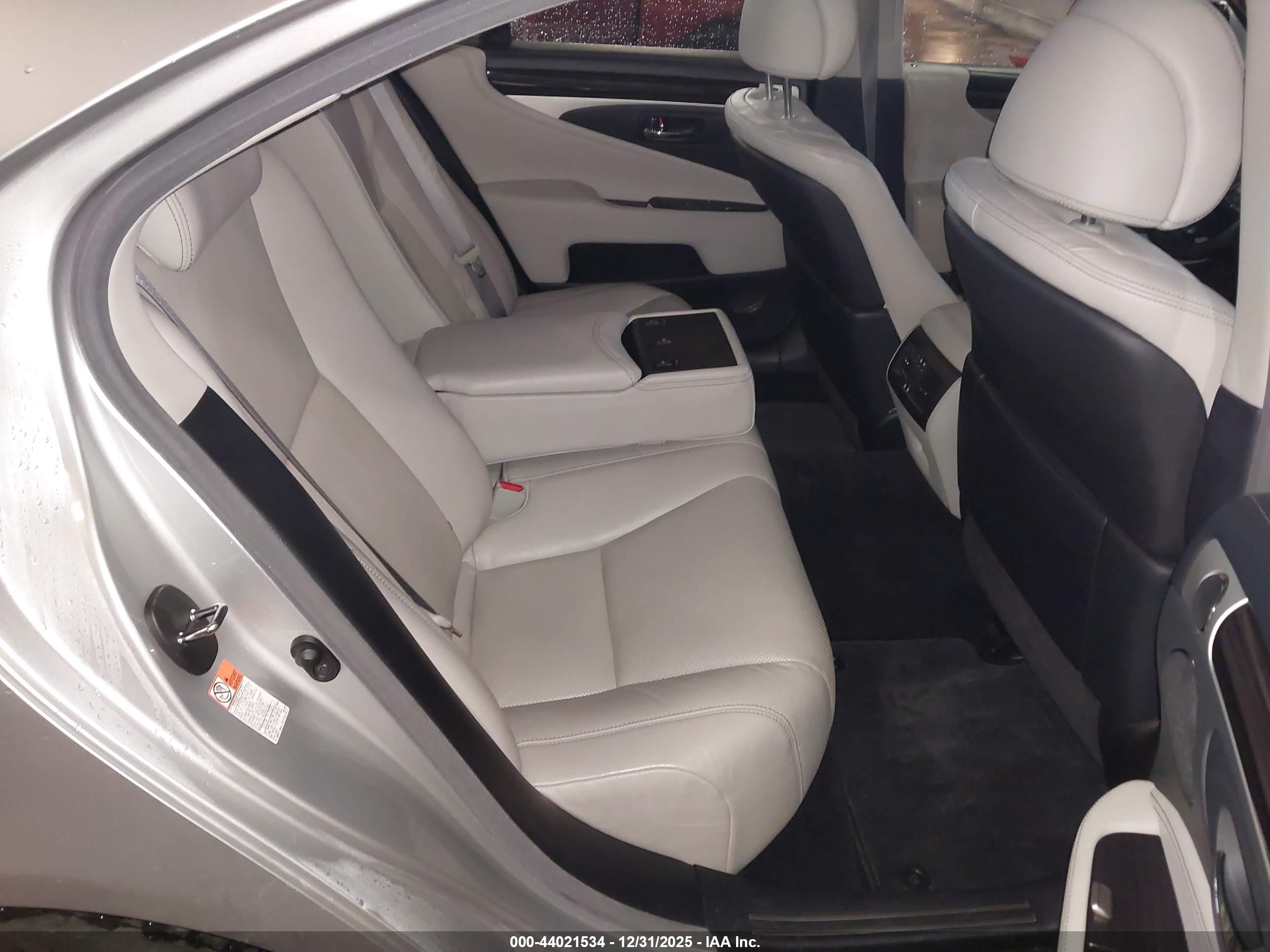 LEXUS LS image 8
