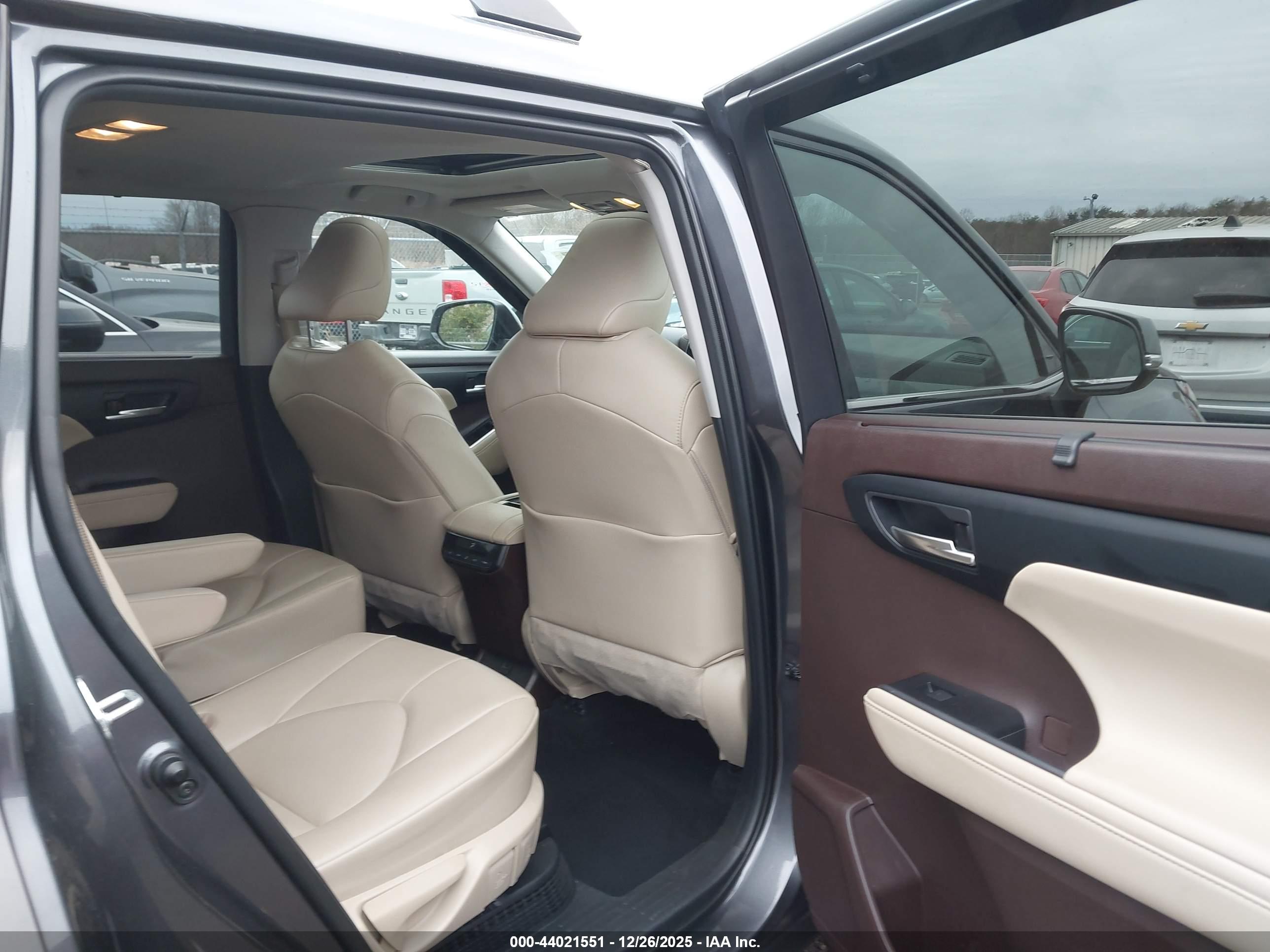 TOYOTA HIGHLANDER image 8