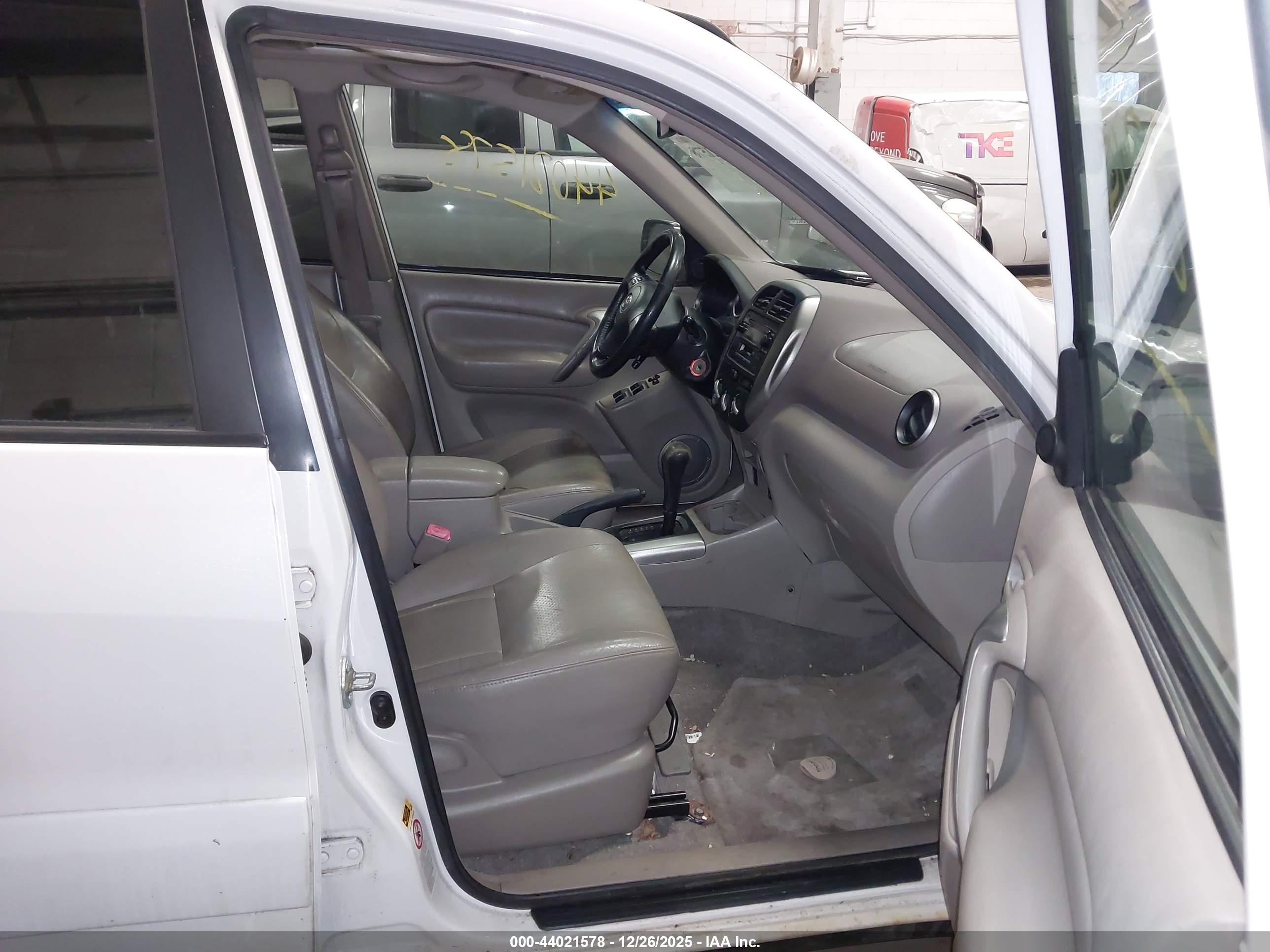 TOYOTA RAV4 image 5