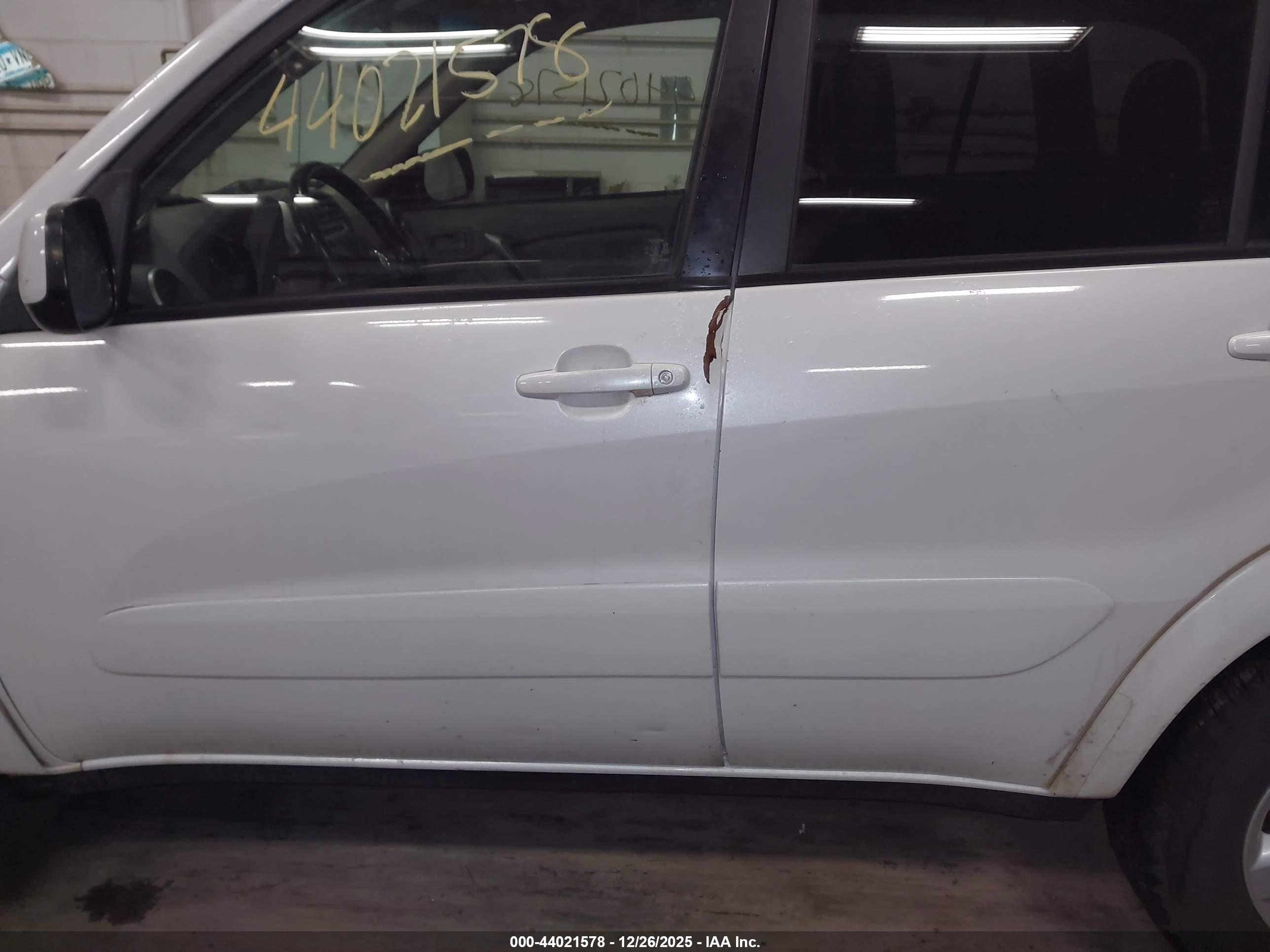 TOYOTA RAV4 image 6