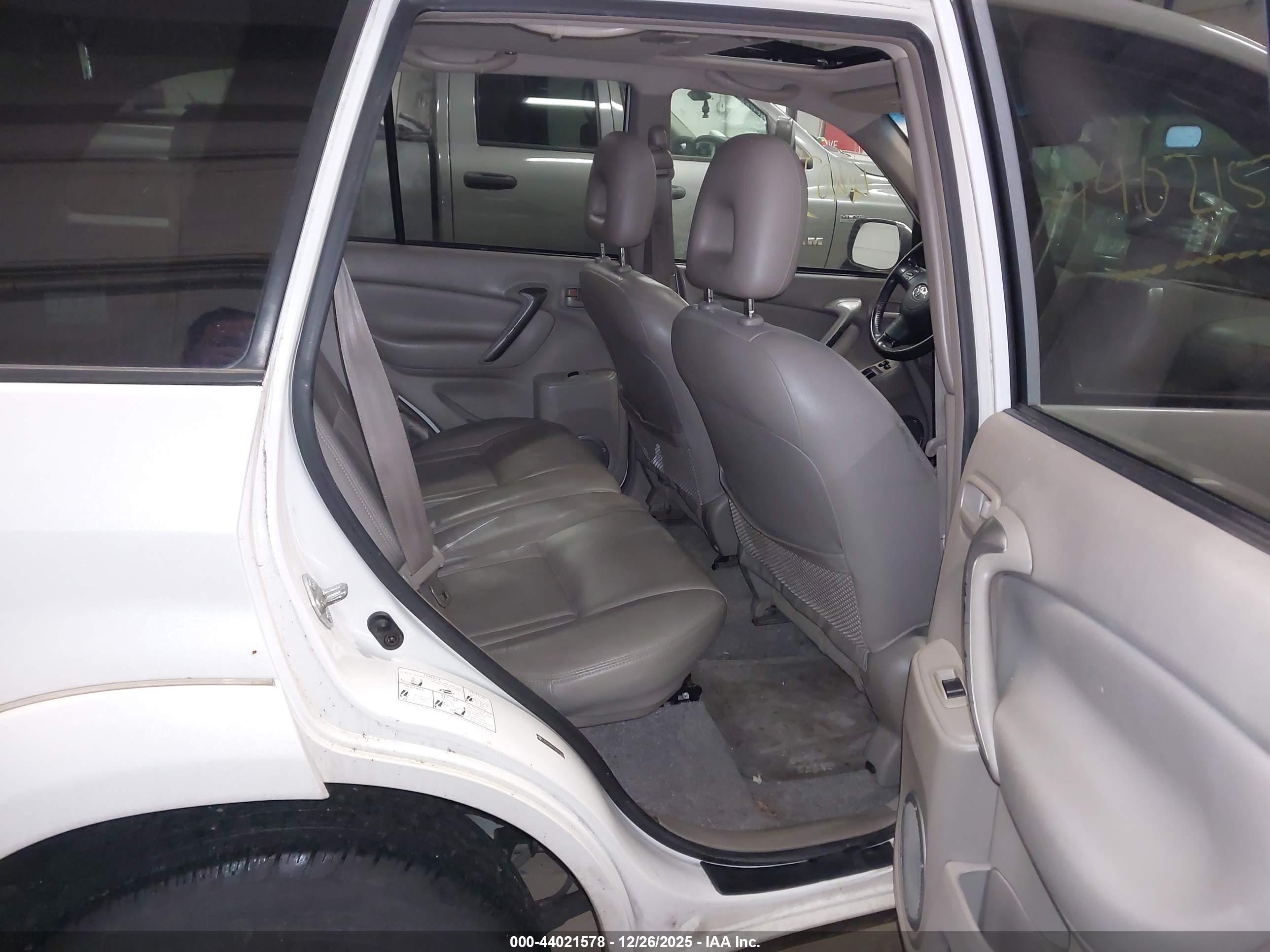 TOYOTA RAV4 image 8